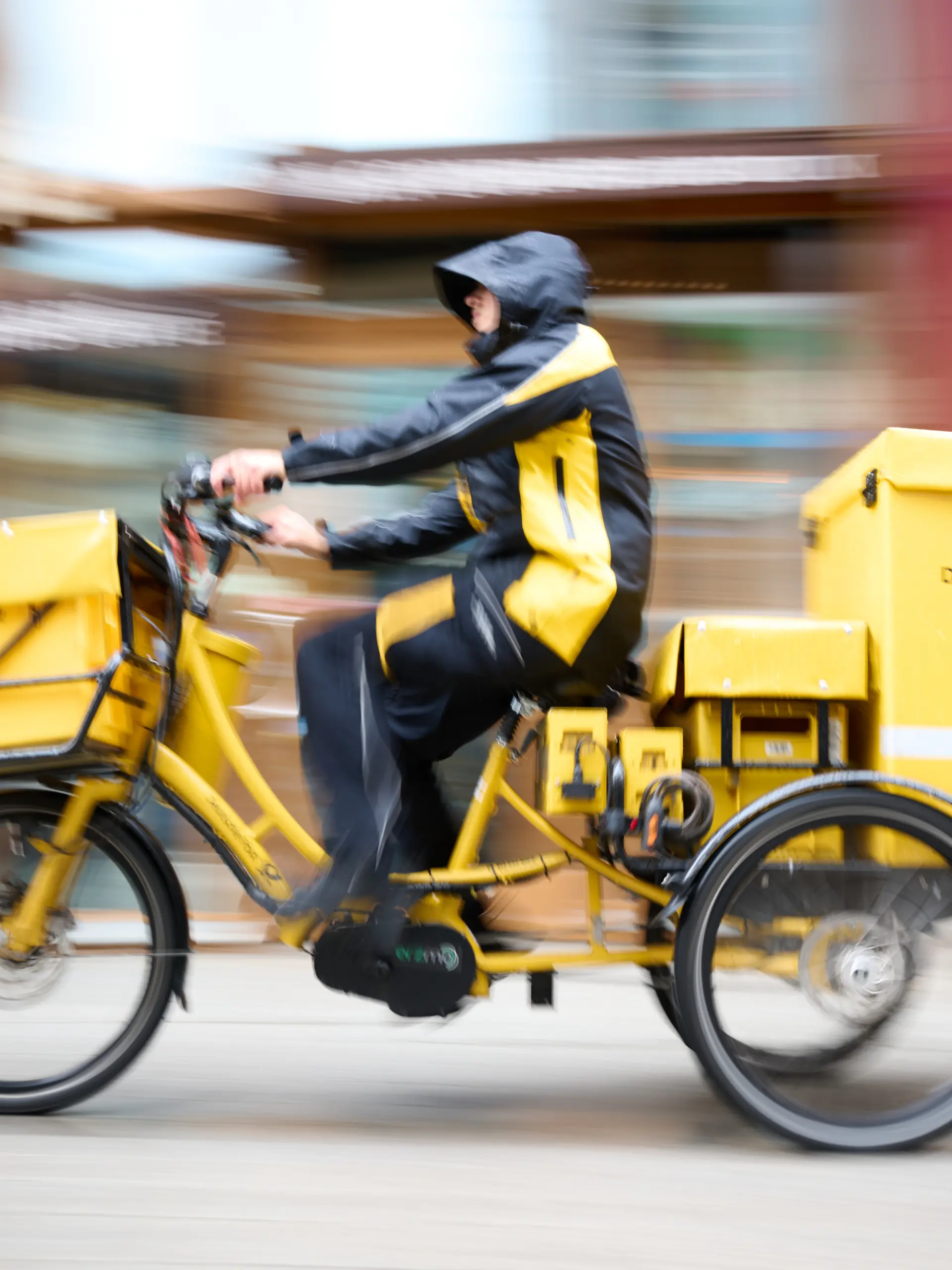 Ein Postbote stellt Briefe mit einem Postfahrrad zu. Die Deutsche Post wird das Briefporto zum Jahreswechsel aller Voraussicht nach so stark anheben wie noch nie, der bislang 95 Cent teure Standardbrief-Versand dürfte dann zwischen 1,10 und 1,15 Euro kosten. (zu dpa: «Plus 20 Prozent: Porto kann so stark steigen wie noch nie») +++ dpa-Bildfunk +++