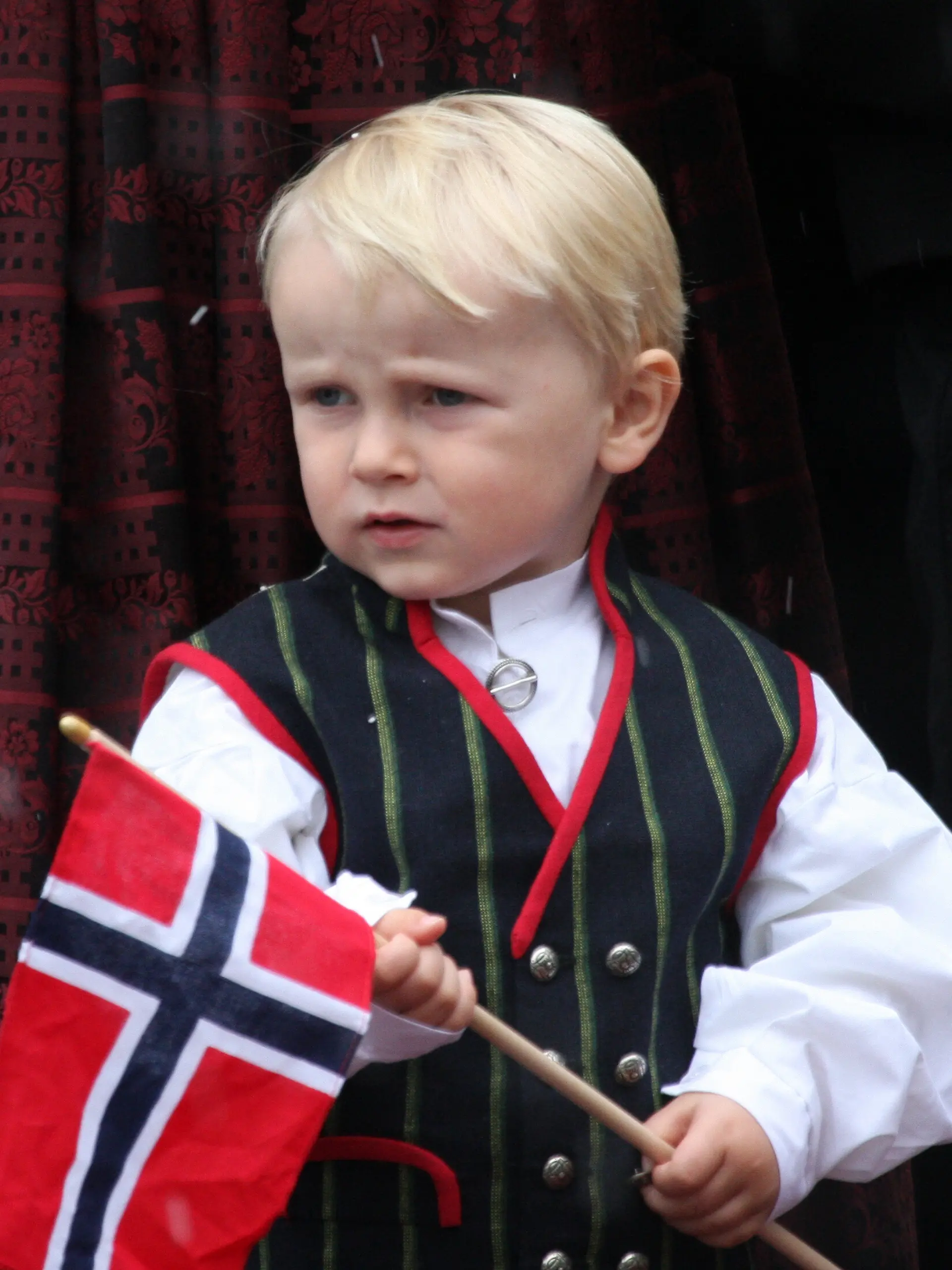 Bild zu: "Vom süßen Dreirad-Prinzen zum jungen Royal – Sverre Magnus in Bildern"