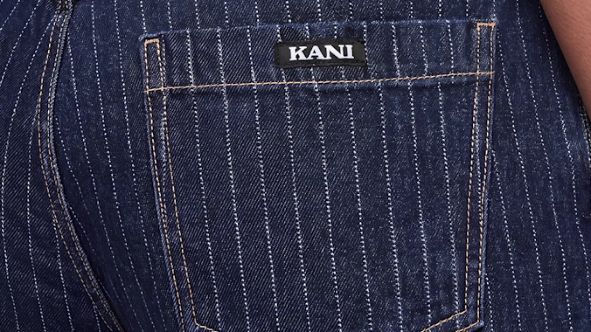 Nahaufnahme Gesäßtasche Karl-Kani-Jeans.