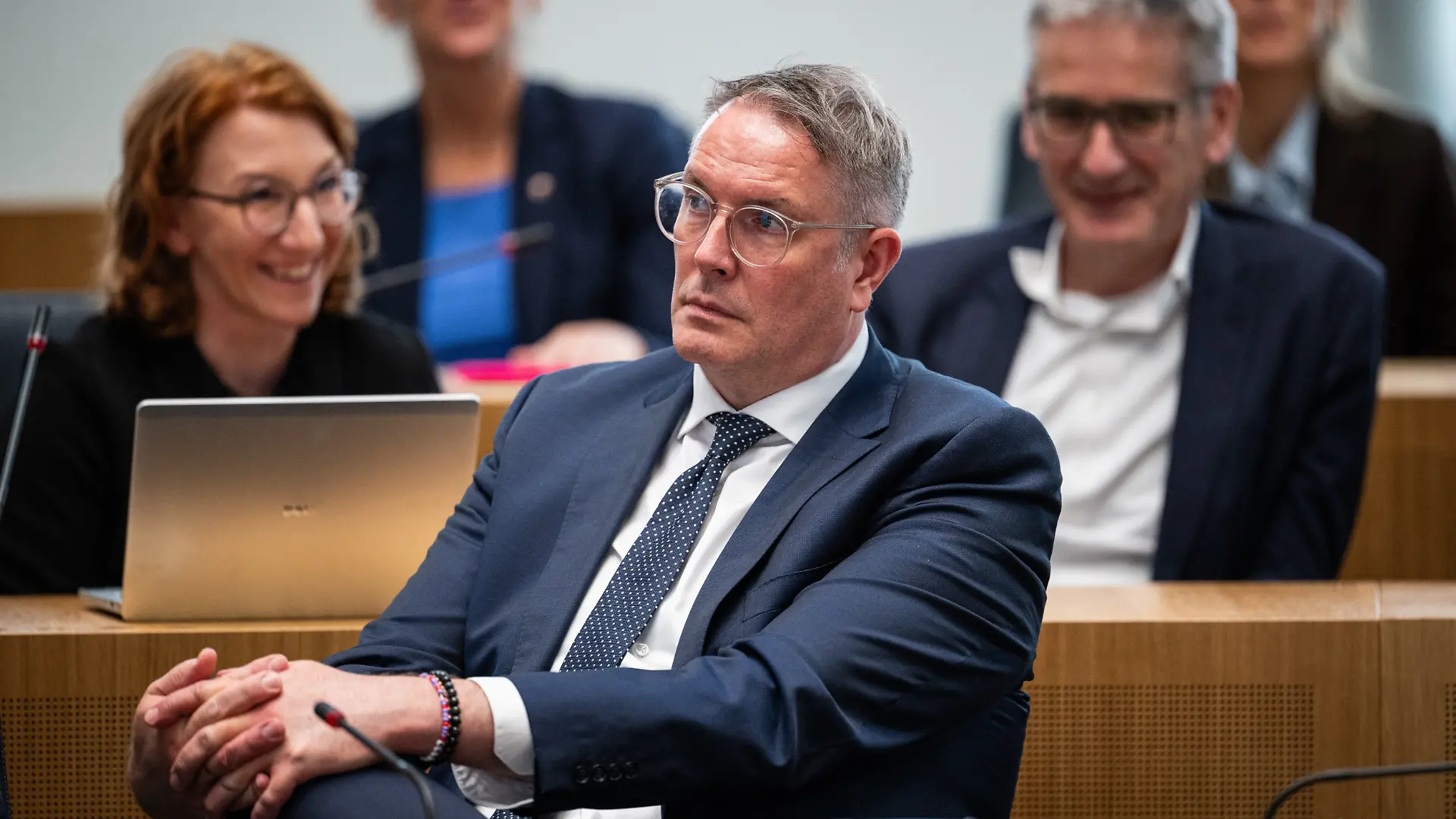 Der ehemalige Ministerpräsident, Alexander Schweitzer (SPD), nimmt an der Sitzung teil. Es ist die erste reguläre Sitzung nach der Landtagswahl und der konstituierenden Sitzung.