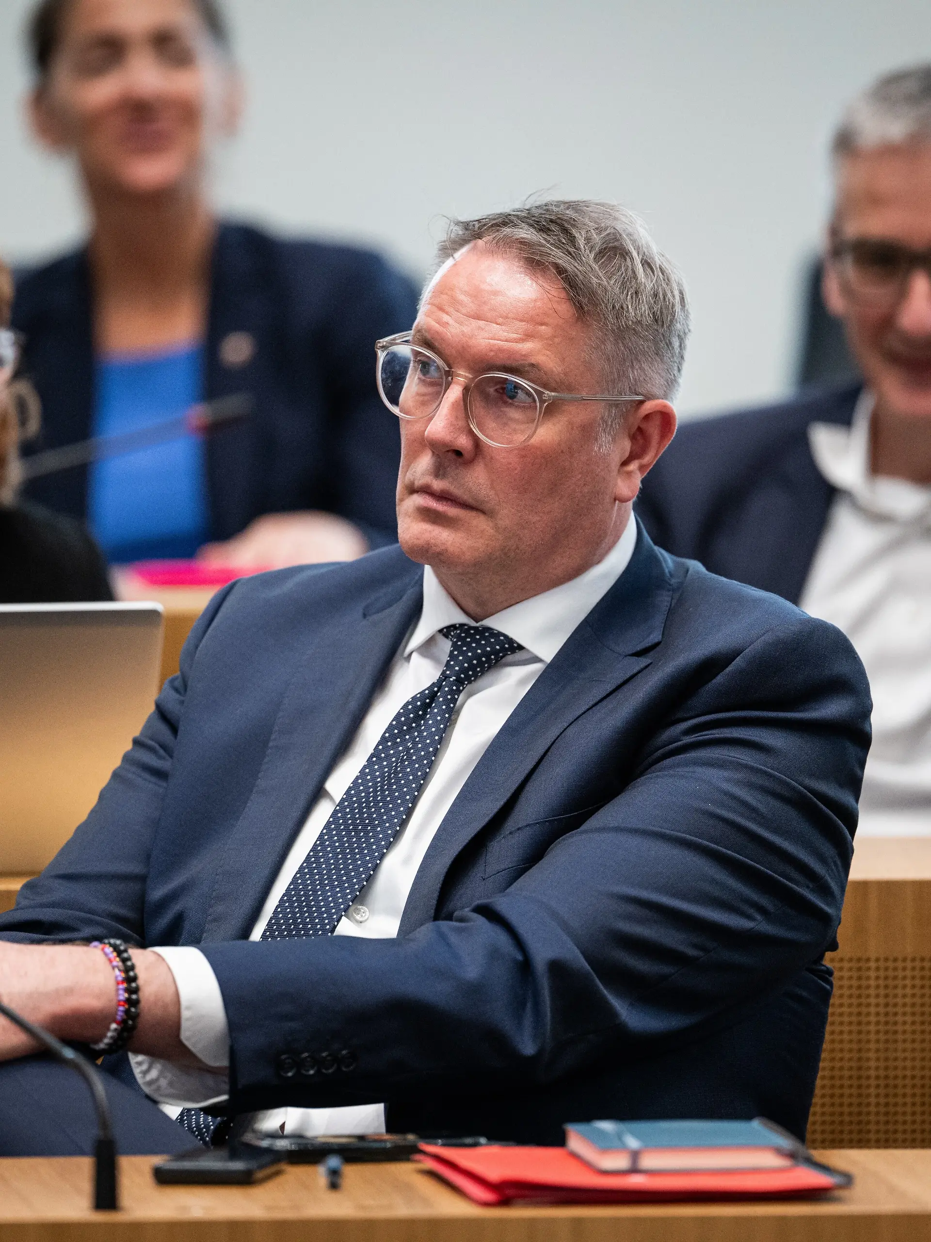 Der ehemalige Ministerpräsident, Alexander Schweitzer (SPD), nimmt an der Sitzung teil. Es ist die erste reguläre Sitzung nach der Landtagswahl und der konstituierenden Sitzung.