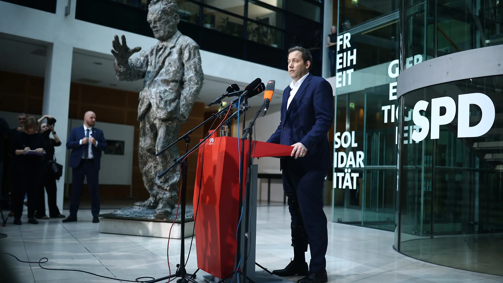 Nach dem Rücktritt von SPD-Ko-Chefin Bärbel Bas will die Partei ihre gesamte Führung neu wählen, so Lars Klingbeil