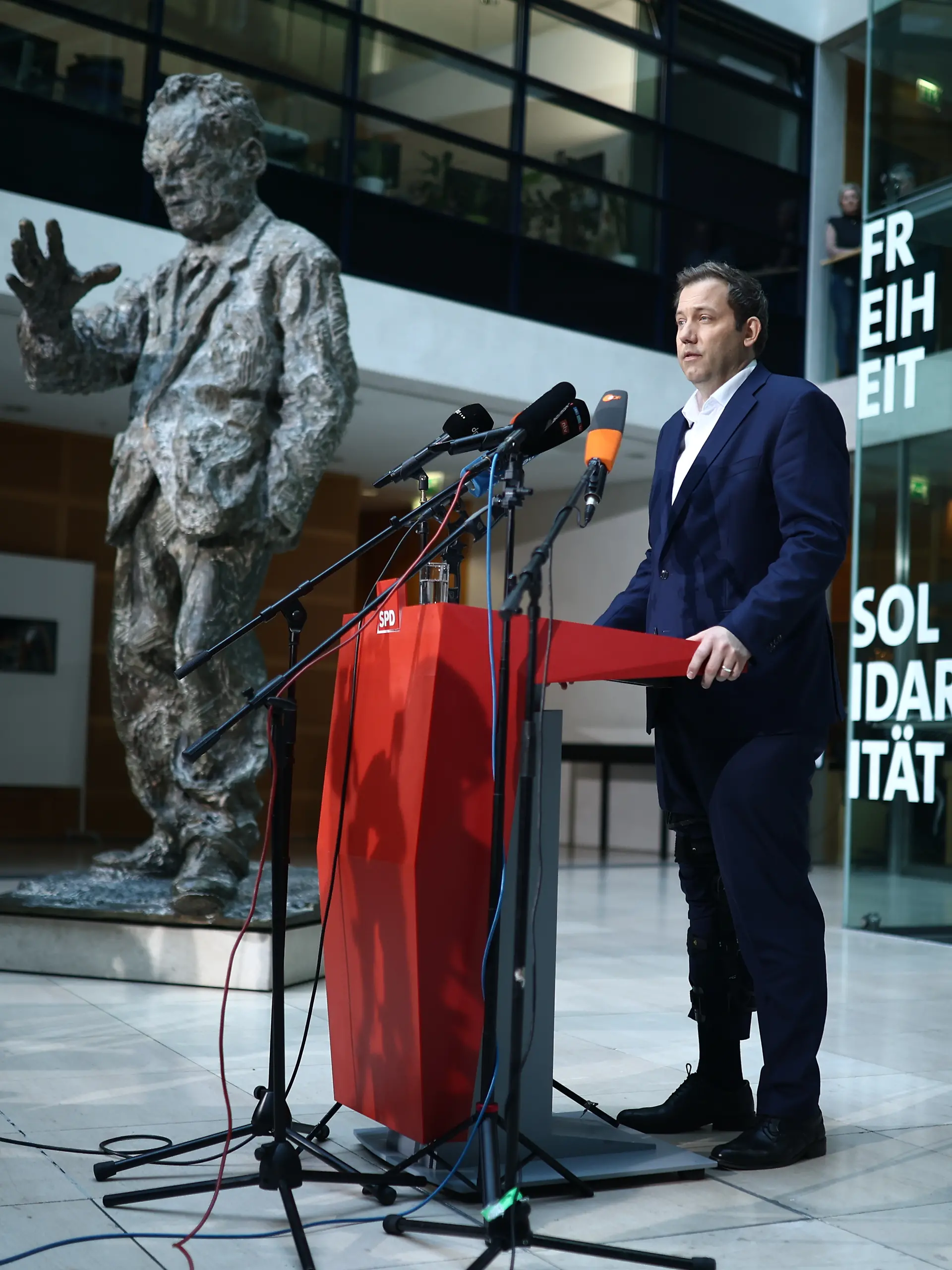 Nach dem Rücktritt von SPD-Ko-Chefin Bärbel Bas will die Partei ihre gesamte Führung neu wählen, so Lars Klingbeil