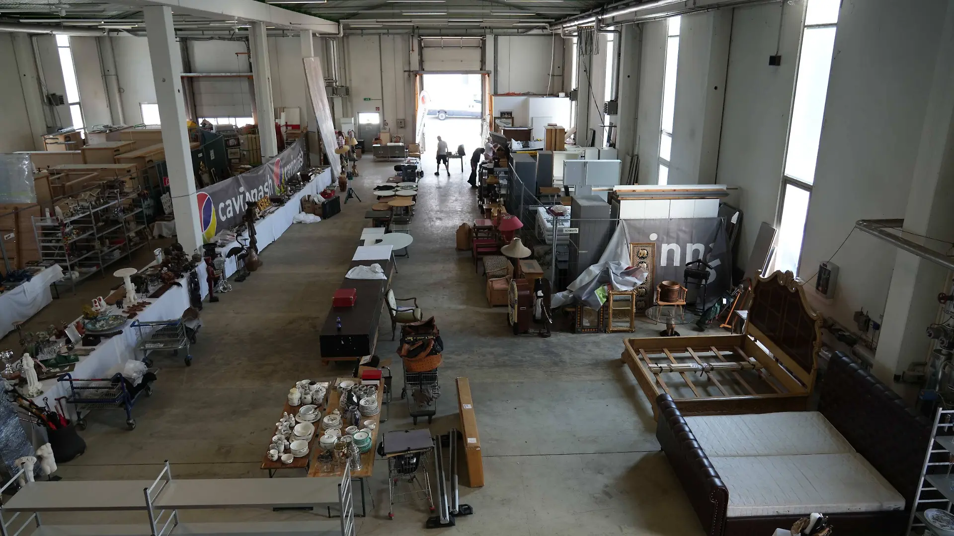RECORD DATE NOT STATED Datum: 11.10.2026 / Ort: Klagenfurt Sowas gab es noch nie Von wertvollen Antiquitaeten ueber kostbaren Schmuck bis hin zu aussergewoehnlichen Erinnerungsstuecken: Volkssaenger Heino 87 oeffnet seine private Schatzkammer. Mehr als 1.200 Gegenstaende aus seinem Leben und dem seiner im November 2023 verstorbenen Ehefrau Hannelore werden ab sofort bei einer grossen Online-Auktion versteigert. Es ist eine aussergewoehnliche Sammlung, die von sechs Jahrzehnten voller Erinnerungen, Reisen und gemeinsamer Erlebnisse erzaehlt. Mit drei Lastwagen wurden mehr als 1.200 persoenliche Gegenstaende von Heino und seiner verstorbenen Ehefrau Hannelore in eine Auktionshalle nach Klagenfurt in OEsterreich transportiert. Dort wurden die Stuecke sorgfaelt xBenedict Bartschx