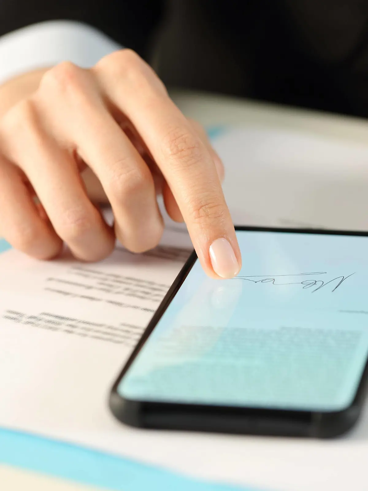  Executive woman hands signs contract on smart phone Copyright: xAntonioGuillemx Panthermedia28277895 ,model released, Symbolfoto