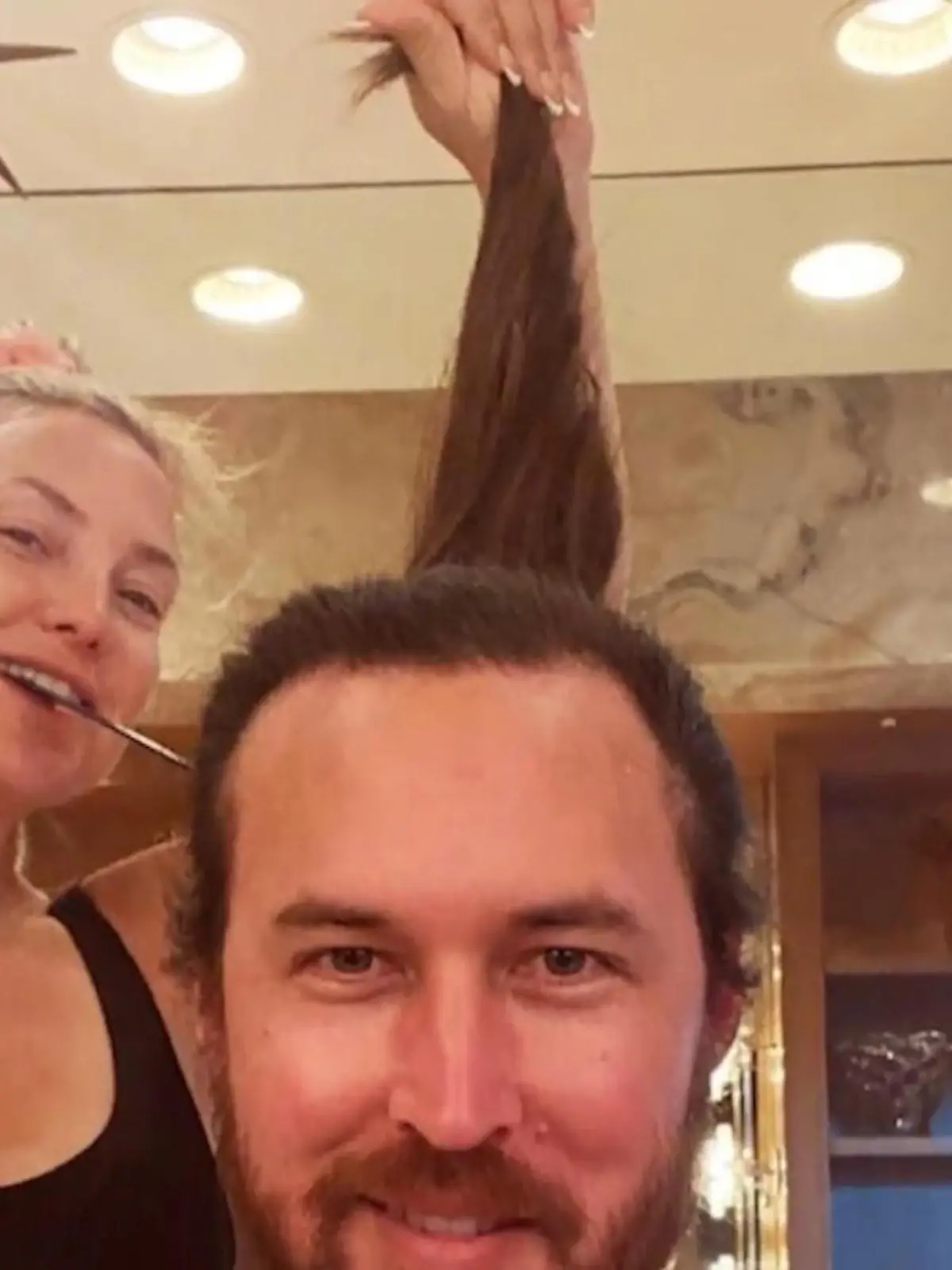 Bild zu: "Kate Hudson schneidet ihren Freund die Rockstar-Mähne ab"