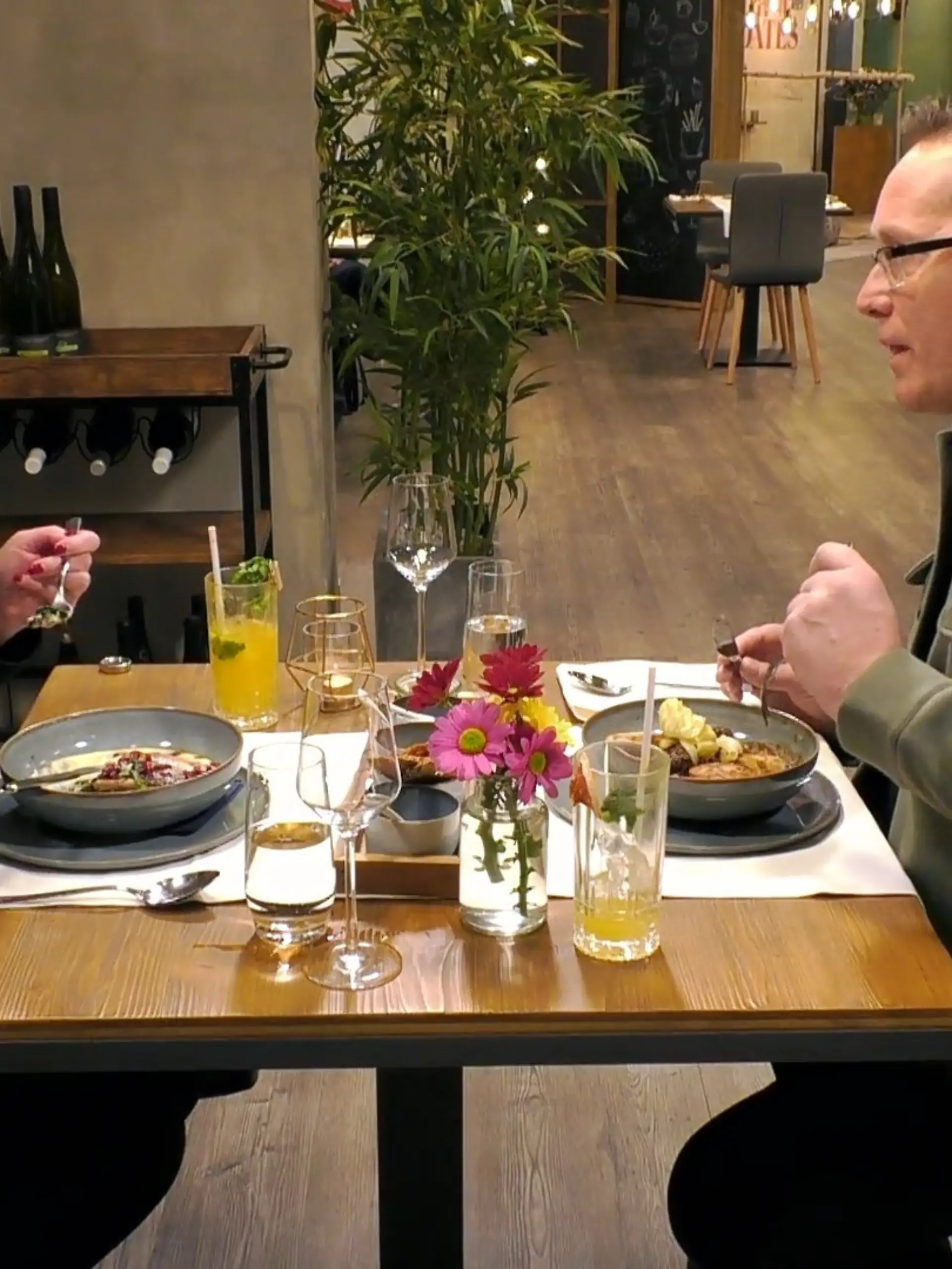 Bild zu: "Marco und Anja reisen und essen beide gern"