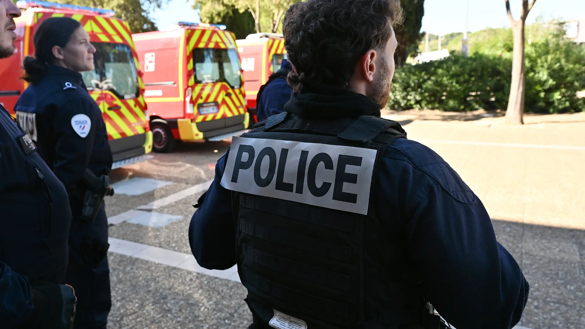 NEWS : Le principal d un college et une professeure blessàs par balle par un tir de fusil de chasse à Aubagne NEWS : Le principal du college Lakanal à Aubagne et une professeure blessàs par balle par un tir de fusil de chasse, le 12 octobre 2026. AubagneFrance PUBLICATIONxNOTxINxFRAxBEL Copyright: xWilliamxCannarellax