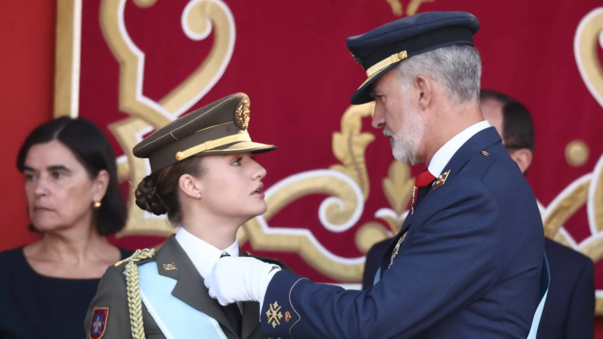 König Felipe hilft Prinzessin Leonor beim Ordnen ihrer Uniform.