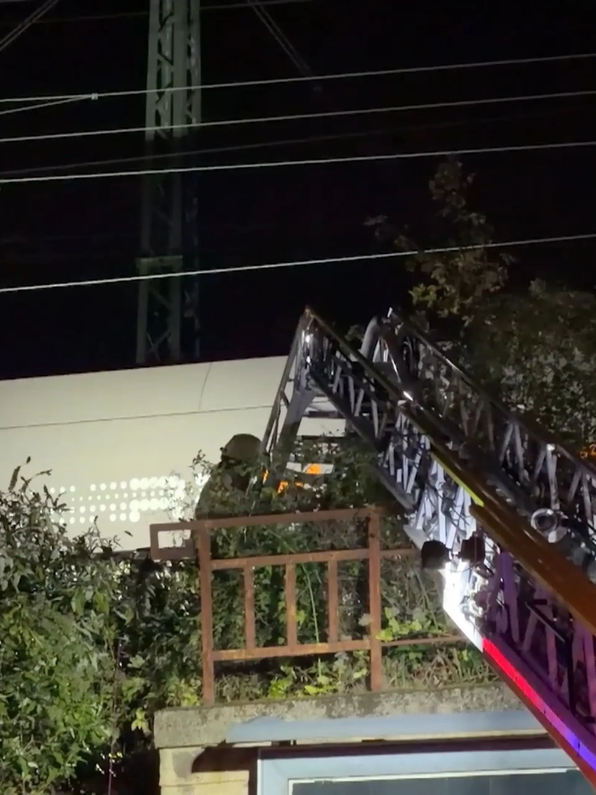 Bild zu: "Lichtbogen an Oberleitung – Trainsurfer (14) lebensgefährlich verletzt"