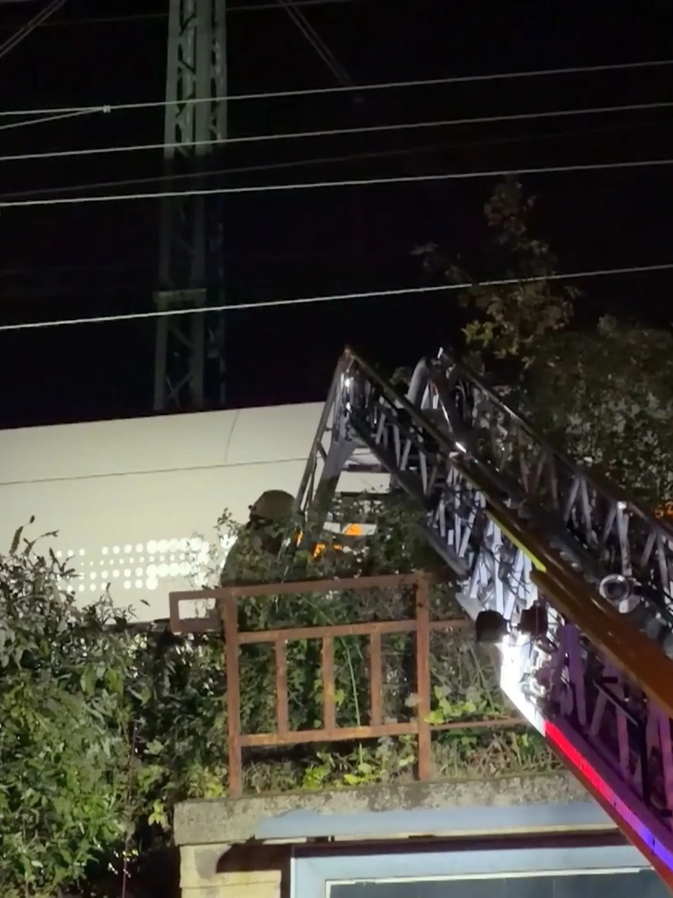 Bild zu: "Lichtbogen an Oberleitung – Trainsurfer (14) lebensgefährlich verletzt"