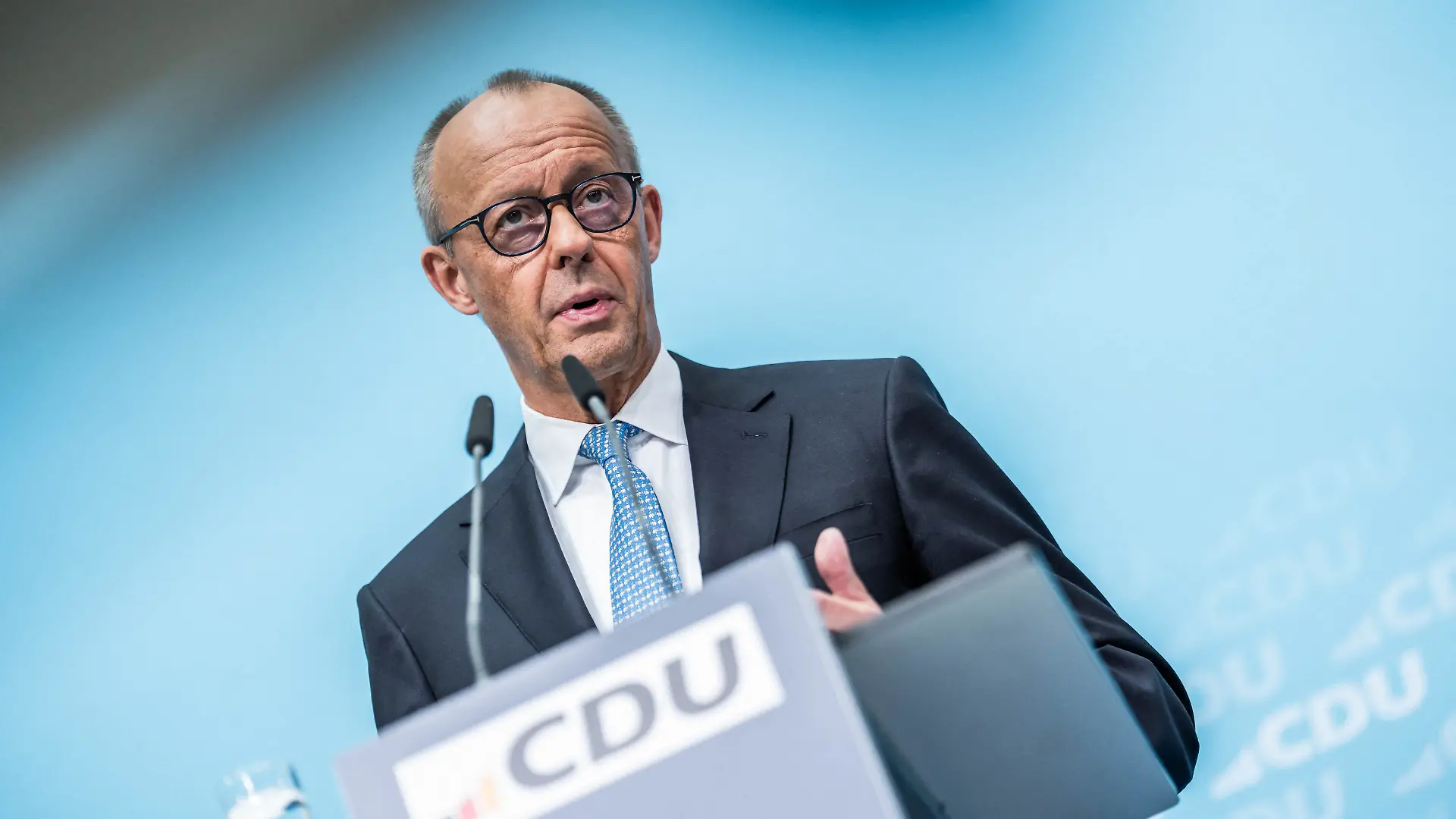 Bundeskanzler Friedrich Merz (CDU) nimmt, an der Pressekonferenz nach dem CDU Bundesvorstand und der Sondersitzung des Parteipräsidiums mit Klausurtagung teil. +++ dpa-Bildfunk +++