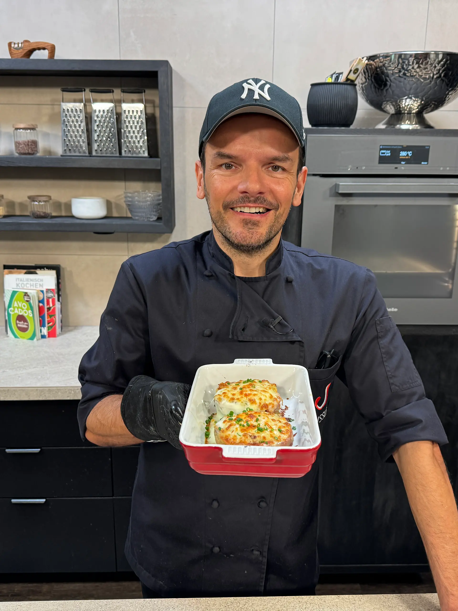 Steffen Henssler mit gefüllten Backkartoffeln