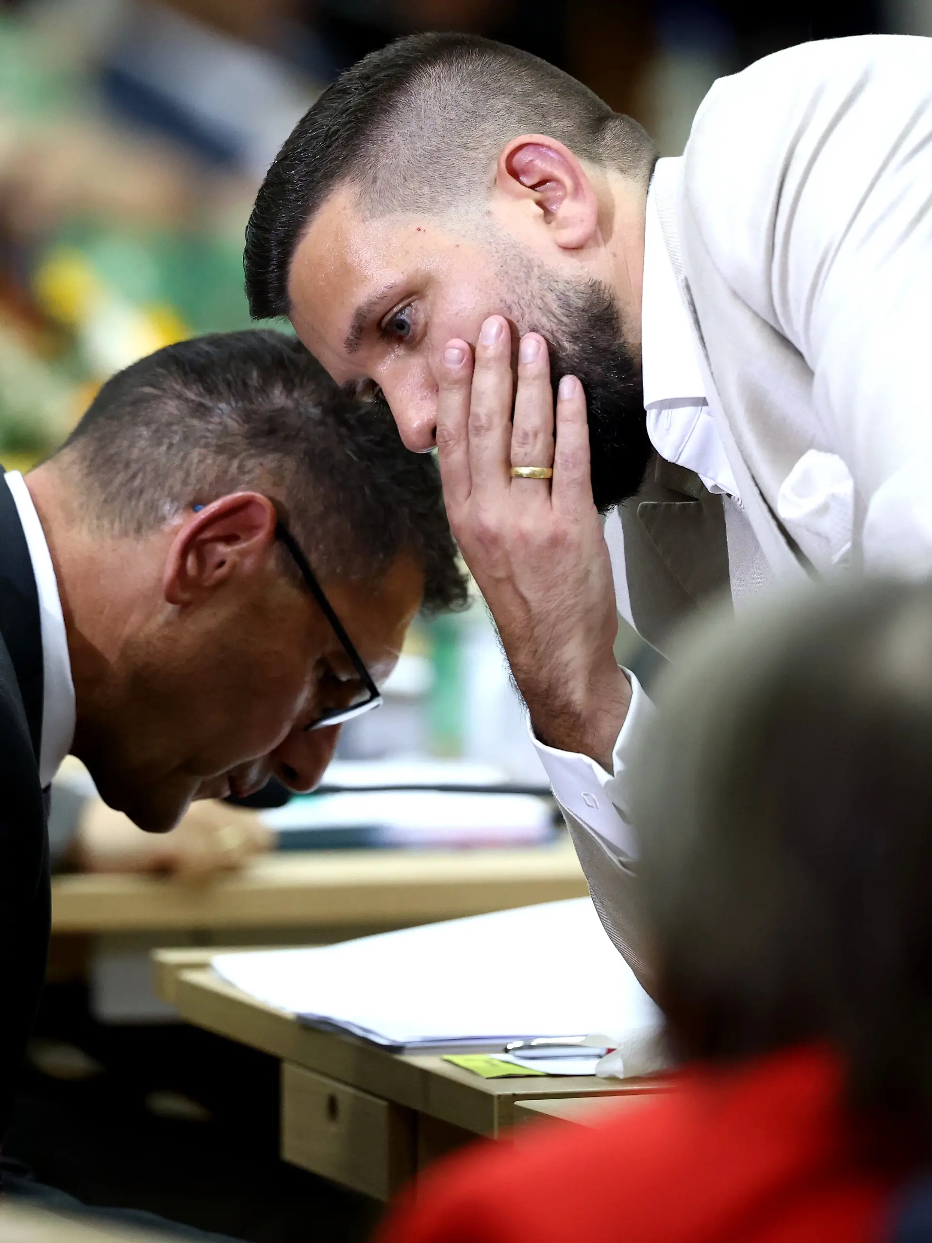 Thomas Schulze (l, BSW), spricht während der konstituierenden Sitzung des Landtags in Sachsen-Anhalt mit dem neu gewählten Landtagspräsidenten Tobias Rausch (l, AfD). (zu dpa: «AfD-Landtagspräsident wegen Absprachen in der Kritik») +++ dpa-Bildfunk +++