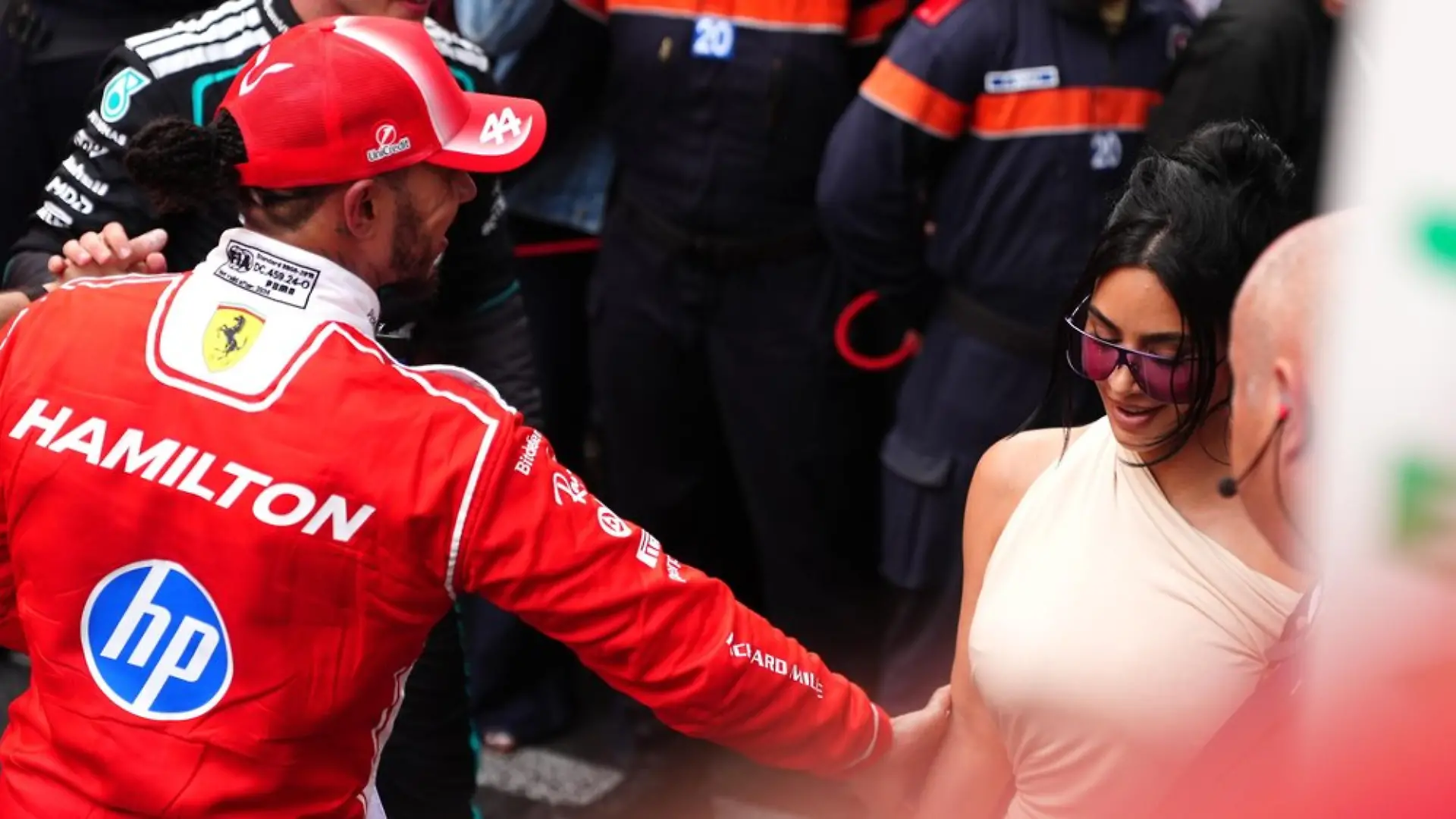Kim Kardashian unterstützte Lewis Hamilton beim Formel-1-Grand-Prix in Singapur und zeigte sich im Fahrerlager in einem rosafarbenen, figurbetonten Kleid.