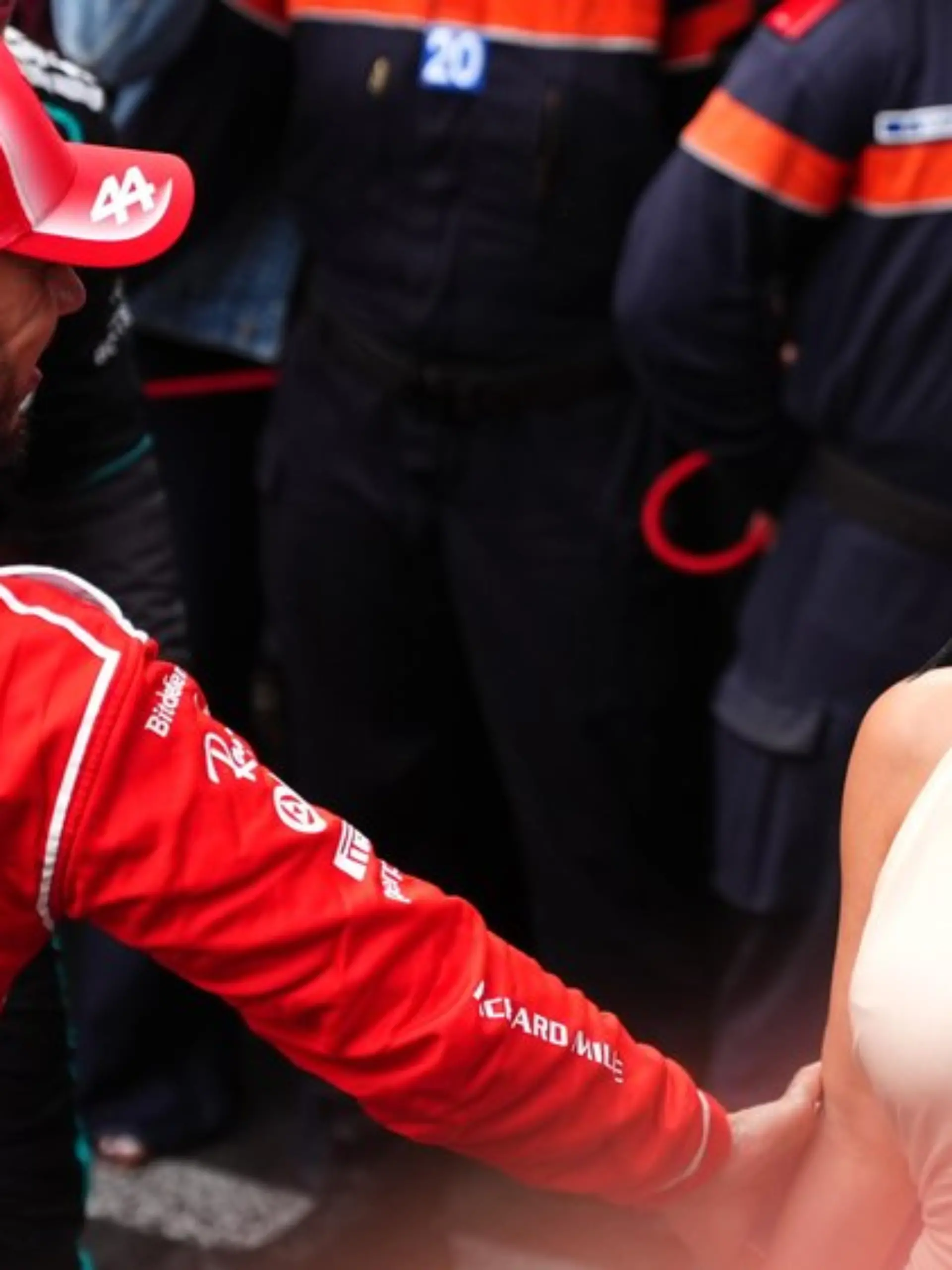 Kim Kardashian unterstützte Lewis Hamilton beim Formel-1-Grand-Prix in Singapur und zeigte sich im Fahrerlager in einem rosafarbenen, figurbetonten Kleid.