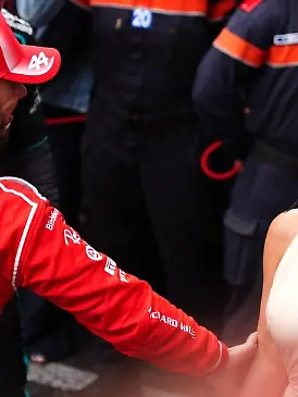 Kim Kardashian unterstützte Lewis Hamilton beim Formel-1-Grand-Prix in Singapur und zeigte sich im Fahrerlager in einem rosafarbenen, figurbetonten Kleid.