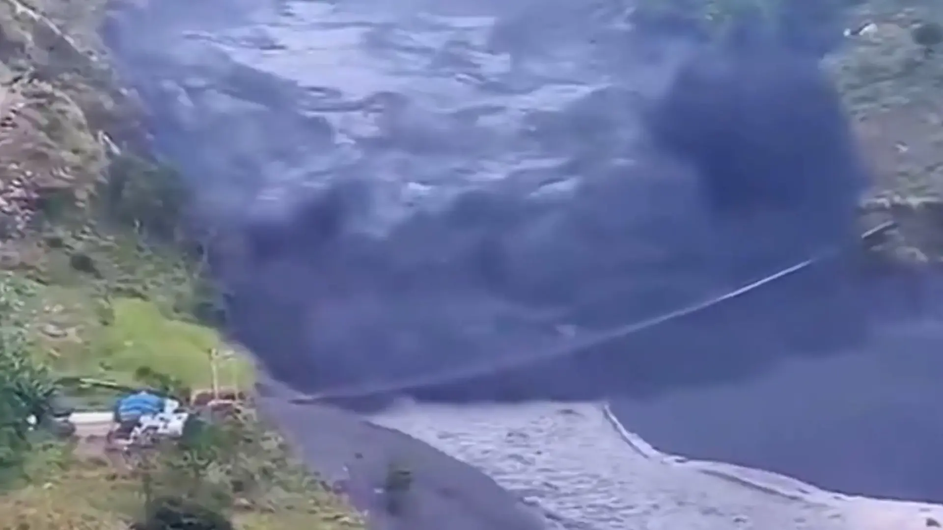 Bild von Wieder Erdrutsch in Nepal! Wassermassen reißen Stahlbrücke mit