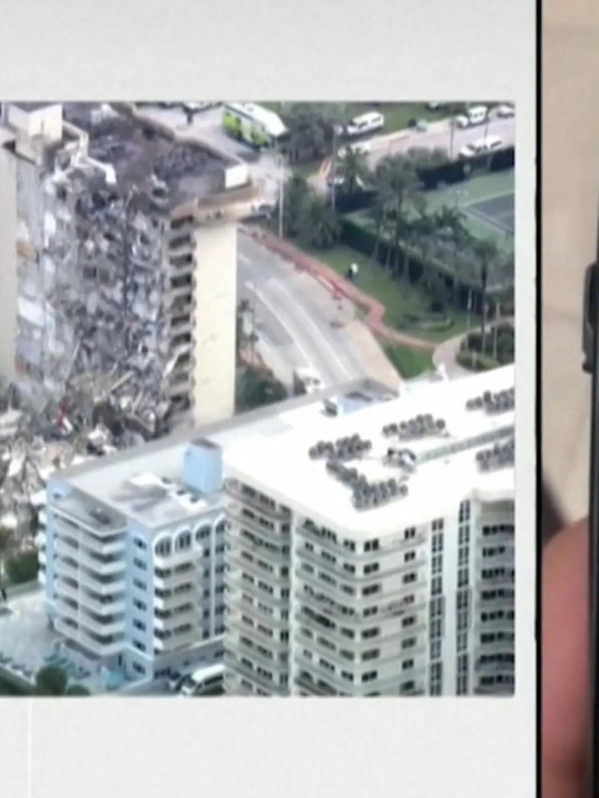 Noch 152 Menschen werden unter den Trümmern des eingestürzten Hochhauses in Miami vermutet. Die Hoffnung, sie lebend zu bergen, schwindet. Ein Angehöriger von Verschütteten erklärt, dass er nach dem Unglück dutzende Anrufe von seinen Großeltern aus dem Schutthaufen erhalten hat.