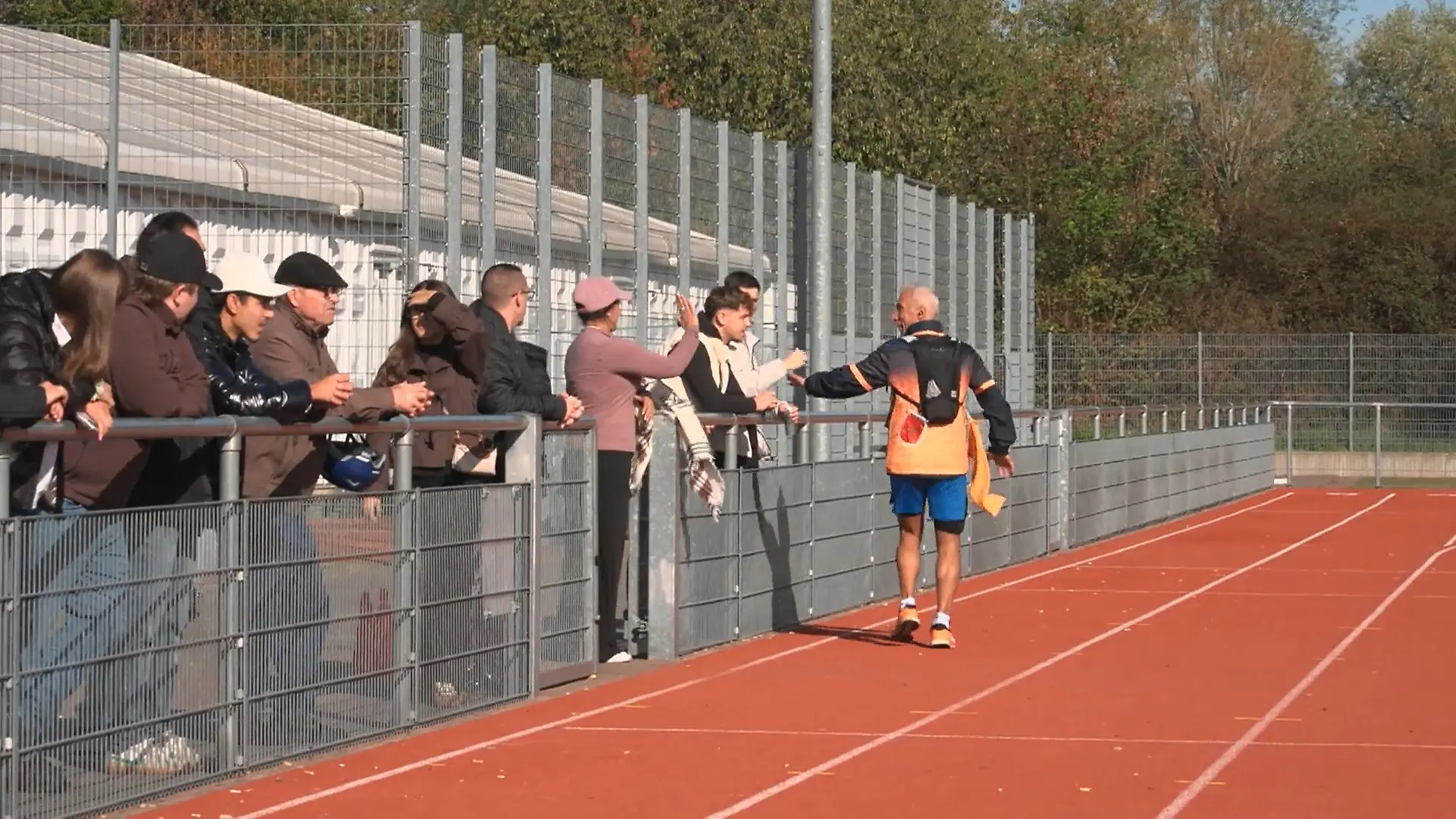 Adil Mikou (58) läuft Rund 21 Kilometer rückwärts Halbmarathon, mal anders