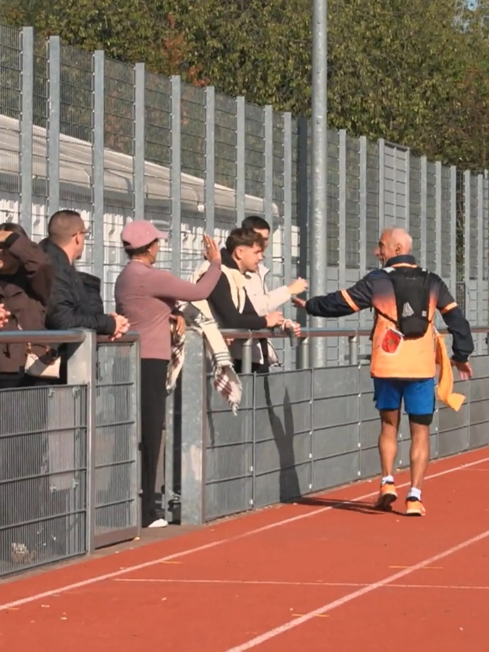 Bild zu: "Adil Mikou (58) läuft Rund 21 Kilometer rückwärts"