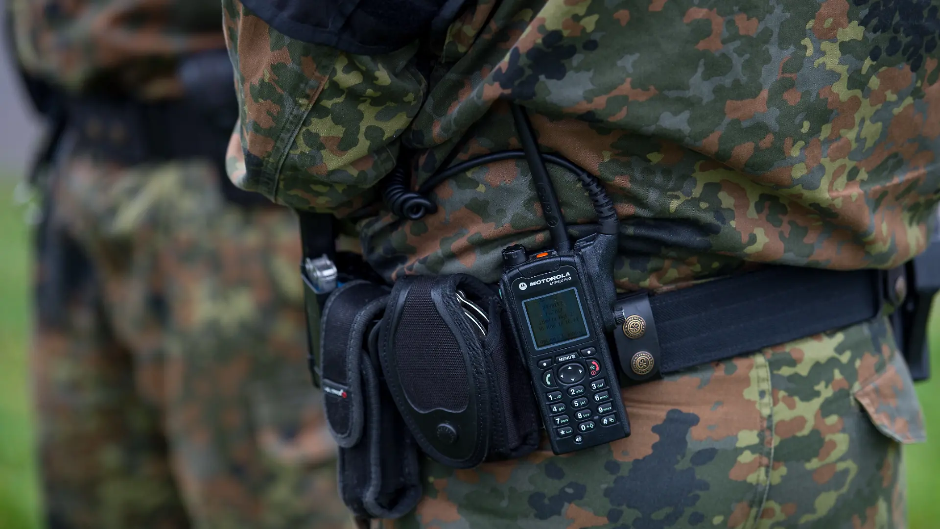 Ein Feldjäger der Bundeswehr trägt am 30.11.2017 in Artlenburg (Niedersachsen) ein Funkgerät an seinem Gürtel. Foto: Philipp Schulze/dpa