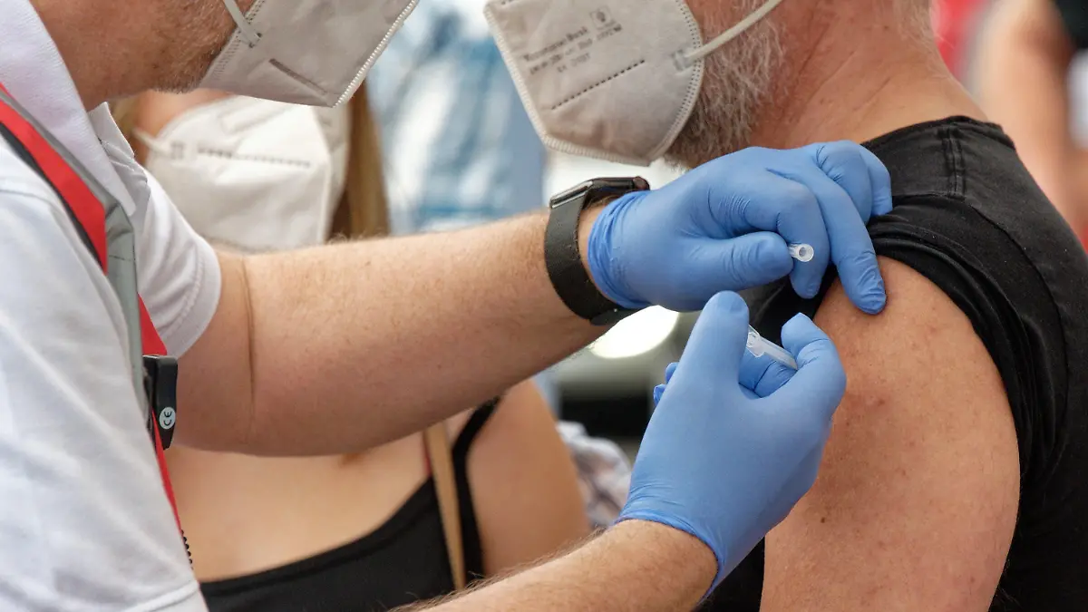 05.06.2021, Nordrhein-Westfalen, Meerbusch: Eine Mitarbeiterin spritzt bei einer Drive-in-Impfaktion eine Dosis Impfstoff von Johnson & Johnson in den Arm eines Mannes. Fast 3000 Impfwillige lassen sich in ihren Autos oder auch zu Fuss impfen. Foto: Henning Kaiser/dpa +++ dpa-Bildfunk +++