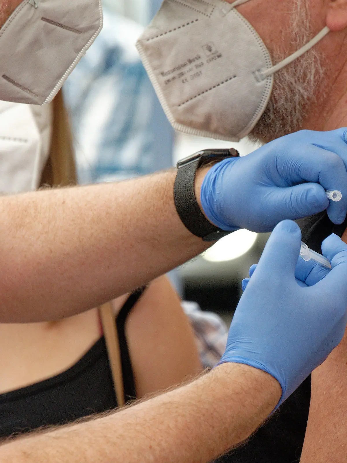 05.06.2021, Nordrhein-Westfalen, Meerbusch: Eine Mitarbeiterin spritzt bei einer Drive-in-Impfaktion eine Dosis Impfstoff von Johnson & Johnson in den Arm eines Mannes. Fast 3000 Impfwillige lassen sich in ihren Autos oder auch zu Fuss impfen. Foto: Henning Kaiser/dpa +++ dpa-Bildfunk +++
