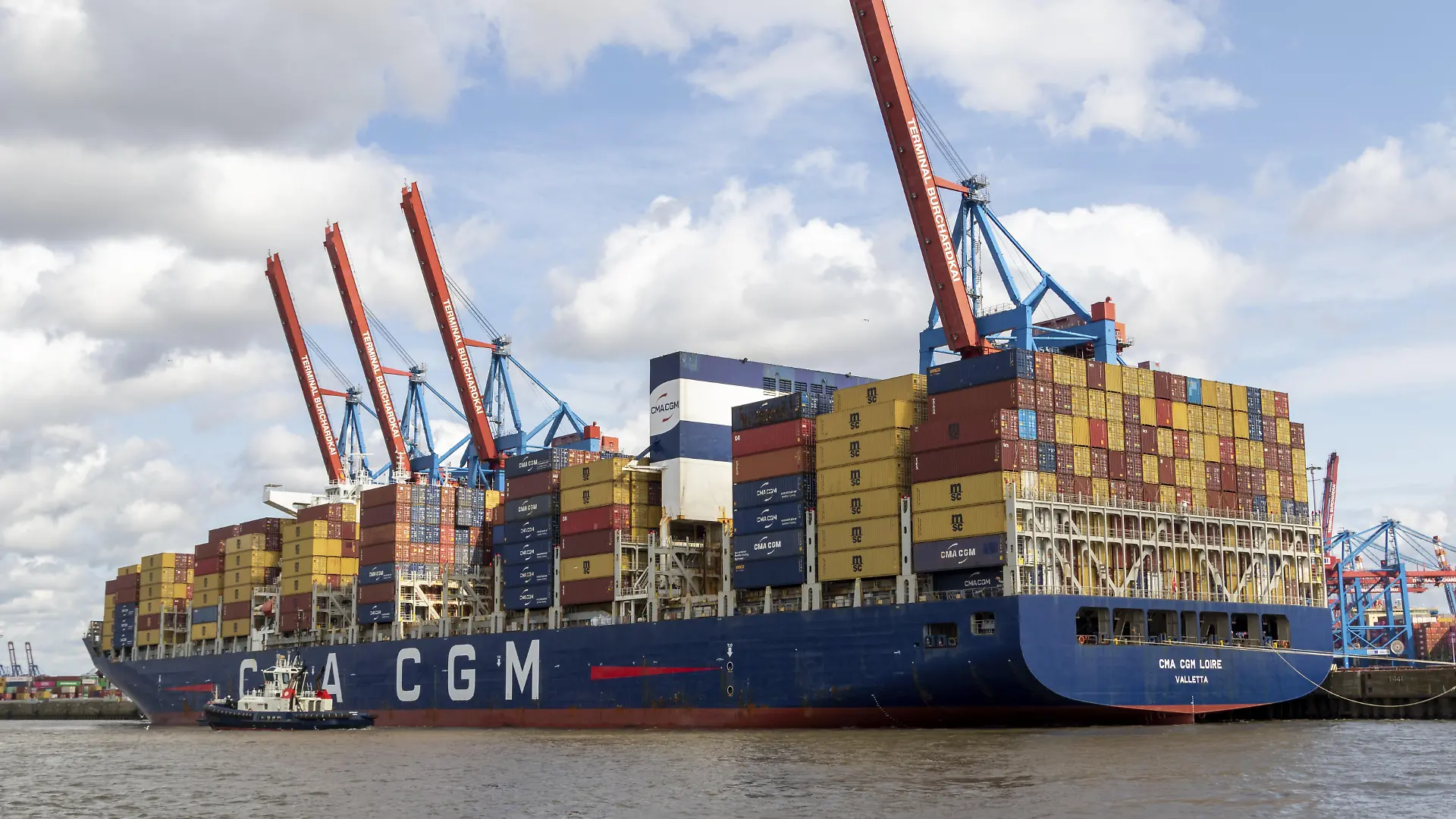 Schlepper und Containerschiff CMA CGM Loire der Reederei CMA CGM auf der Elbe am Containerterminal Burchardkai im Hafen von Hamburg, Deutschland