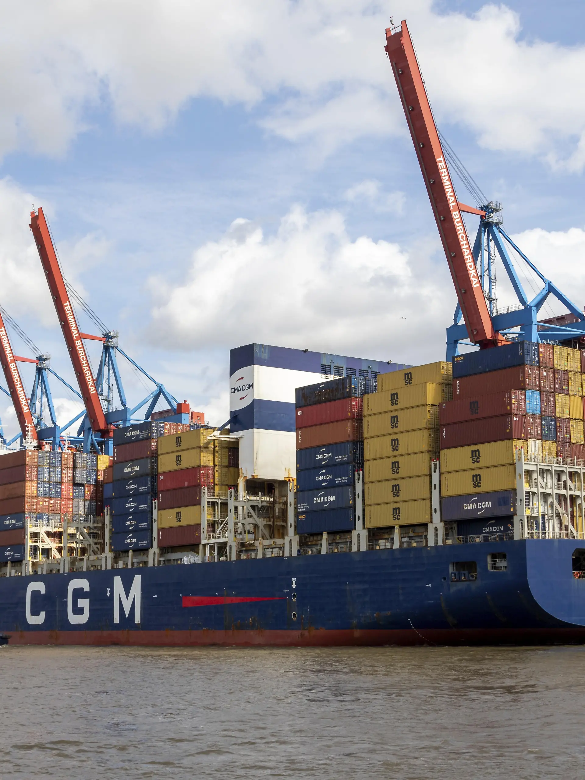 Schlepper und Containerschiff CMA CGM Loire der Reederei CMA CGM auf der Elbe am Containerterminal Burchardkai im Hafen von Hamburg, Deutschland