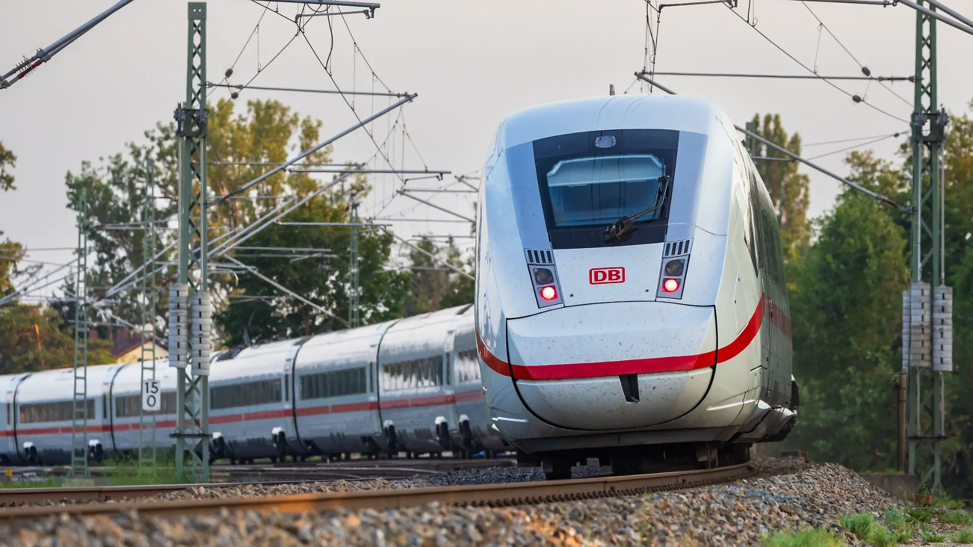 Ein ICE 4 der Deutschen Bahn faehrt auf der Bahnstrecke zwischen Bamberg und Nuernberg. Der Hochgeschwindigkeitszug ist auf freier Strecke unterwegs, im Hintergrund sind Oberleitungsmasten zu sehen. Bahnverkehr zwischen Bamberg und Nuernberg, Fuerth, 03.08.2026 Foto: Eibner/Ardan Fuessmann