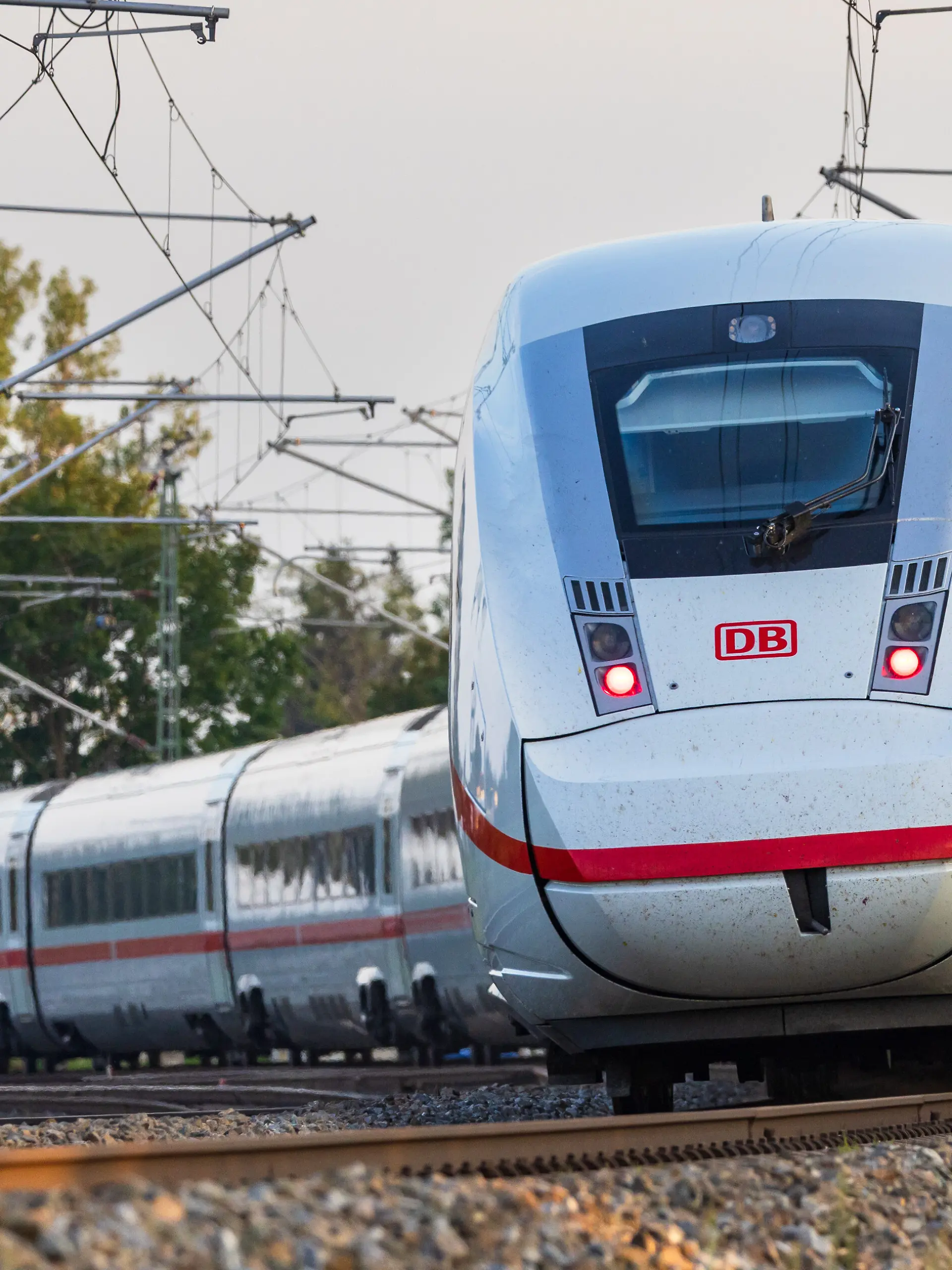 Ein ICE 4 der Deutschen Bahn faehrt auf der Bahnstrecke zwischen Bamberg und Nuernberg. Der Hochgeschwindigkeitszug ist auf freier Strecke unterwegs, im Hintergrund sind Oberleitungsmasten zu sehen. Bahnverkehr zwischen Bamberg und Nuernberg, Fuerth, 03.08.2026 Foto: Eibner/Ardan Fuessmann