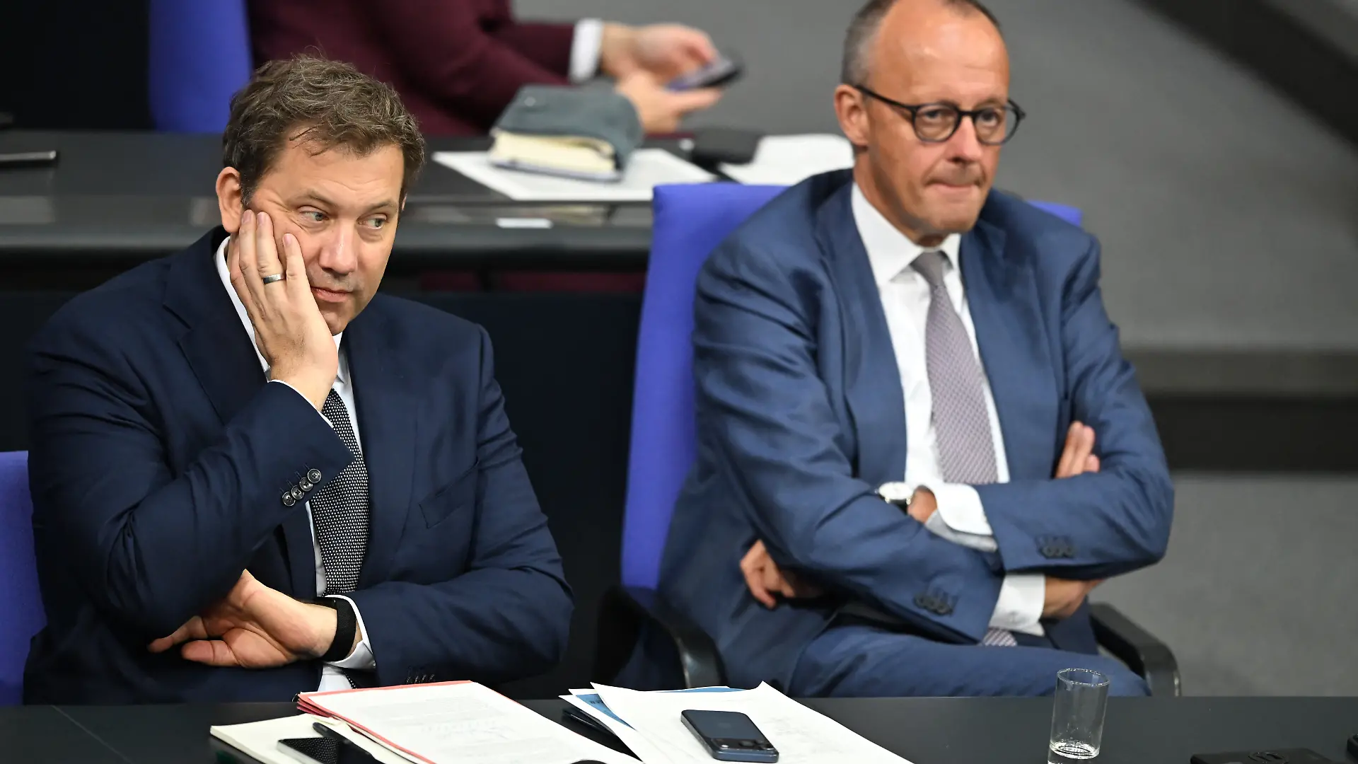 Bundeskanzler Friedrich Merz (CDU, r) und Lars Klingbeil (SPD, l), Bundesminister der Finanzen, Vizekanzler und SPD-Bundesvorsitzender, nehmen an einer Sitzung des Bundestags zur Steuerpolitik teil. +++ dpa-Bildfunk +++