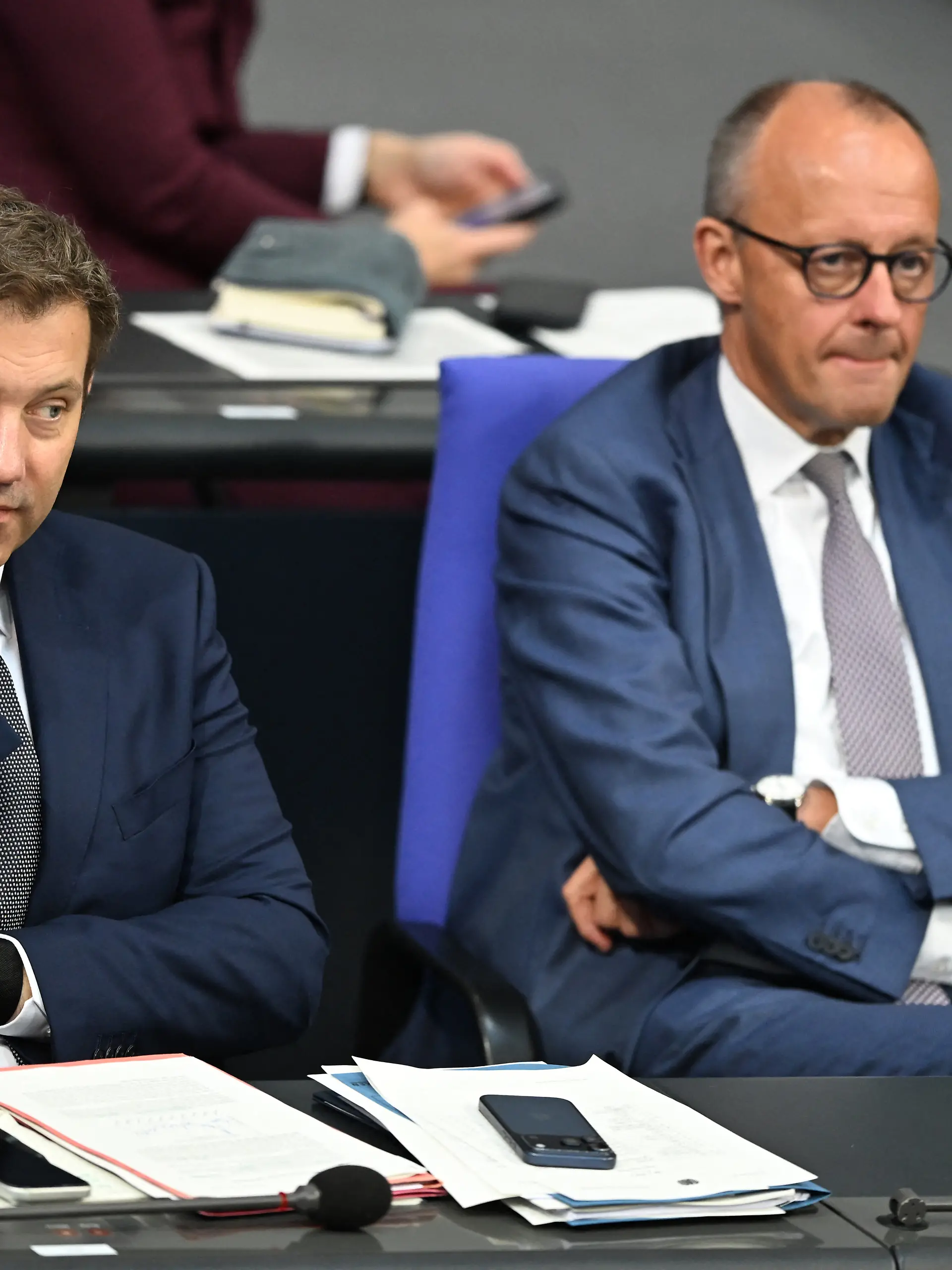 Bundeskanzler Friedrich Merz (CDU, r) und Lars Klingbeil (SPD, l), Bundesminister der Finanzen, Vizekanzler und SPD-Bundesvorsitzender, nehmen an einer Sitzung des Bundestags zur Steuerpolitik teil. +++ dpa-Bildfunk +++