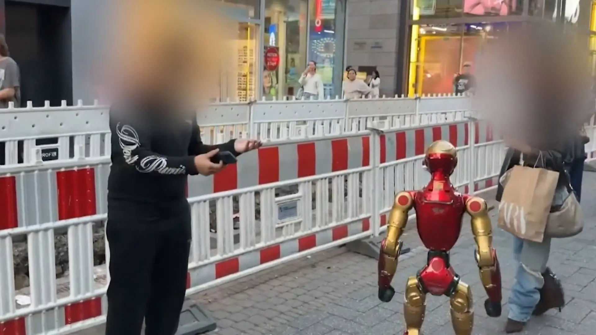 Roboter belästigt 16-Jährige sexuell! Besitzer soll alles live gestreamt haben Kölner Polizei ermittelt