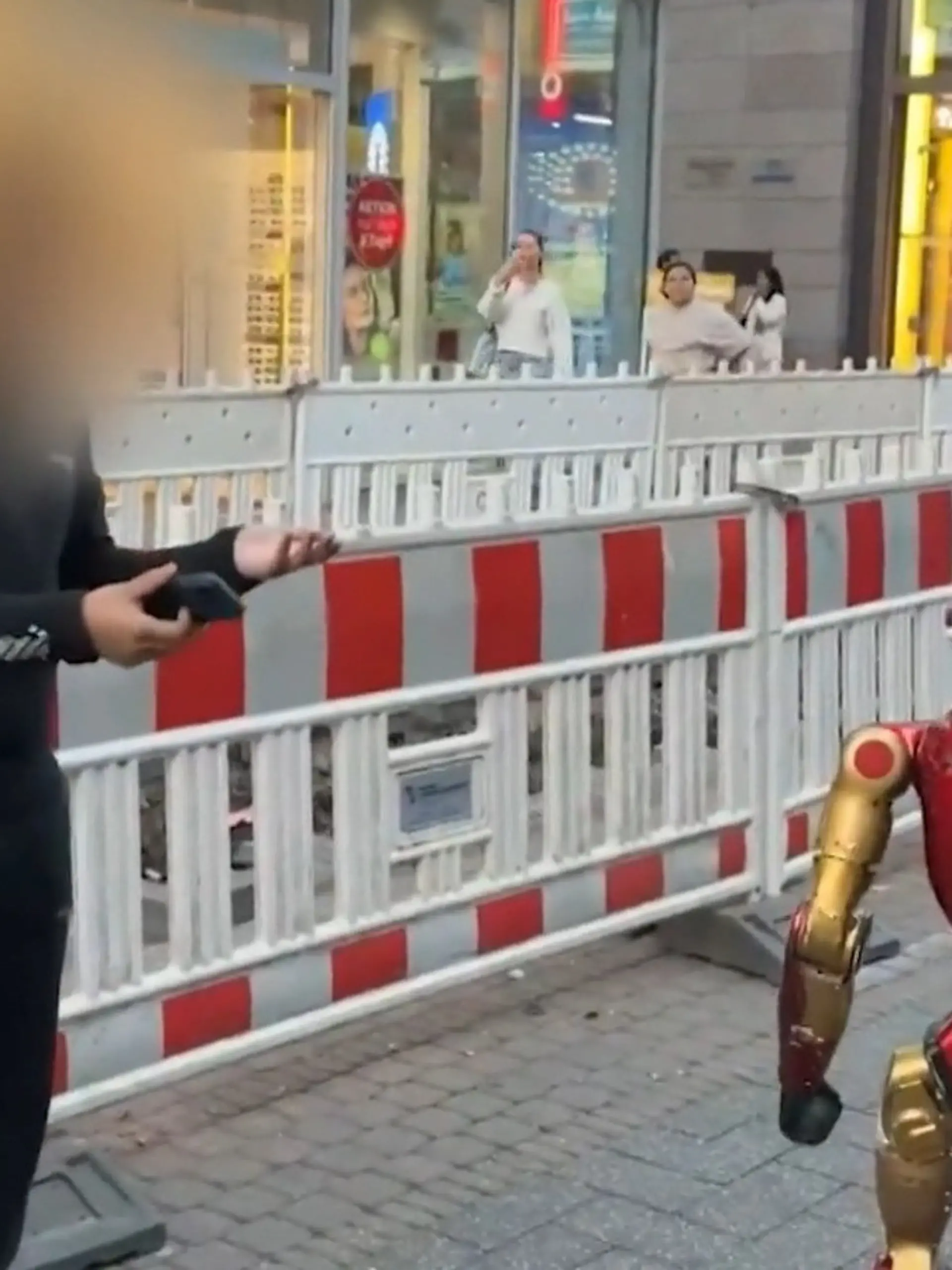 Bild zu: "Roboter belästigt 16-Jährige sexuell! Besitzer soll alles live gestreamt haben"