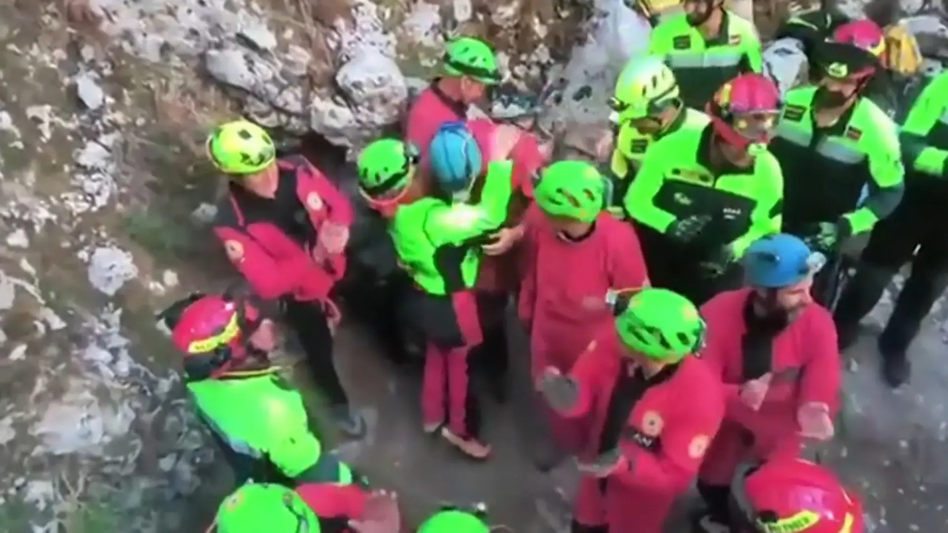 Tief unter der Erde verschüttet – Höhlenforscher kämpft 27 Stunden ums Überleben! Dramatische Rettung auf Sardinien
