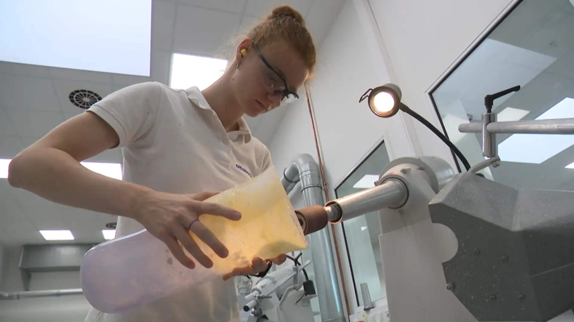 Viktoriia bereitet einen Prothesenschaft vor. Ein Verbindungsstück zwischen Körper und der eigentlichen Prothese.