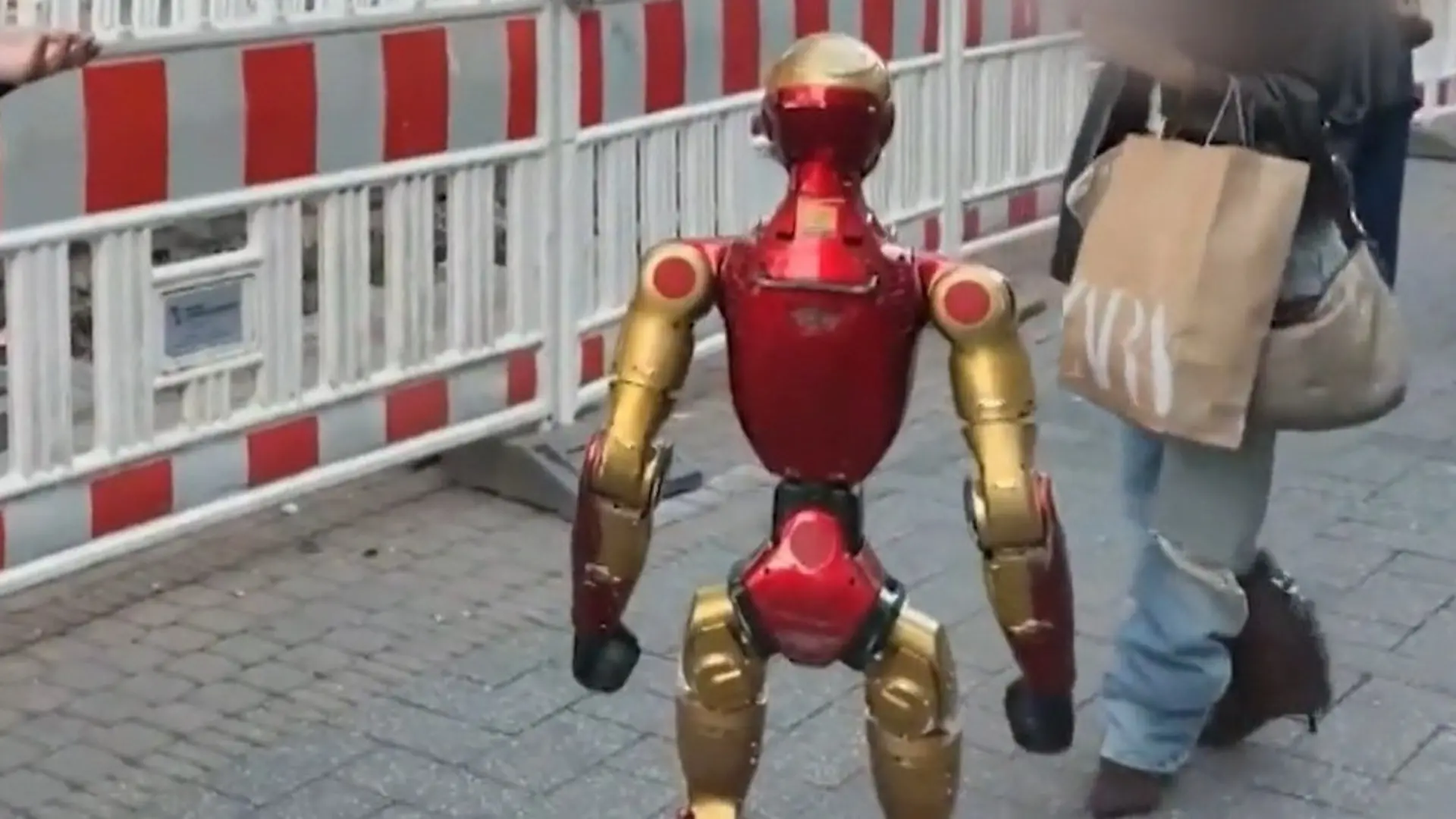 Roboter belästigt 16-Jährige sexuell! Besitzer soll alles live gestreamt haben Kölner Polizei ermittelt