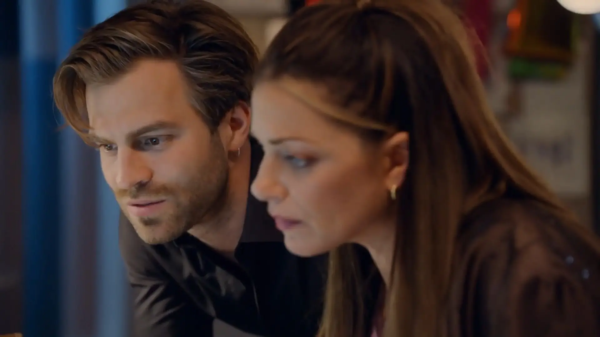 Bild von Emily und Julian geraten in Bedrängnis