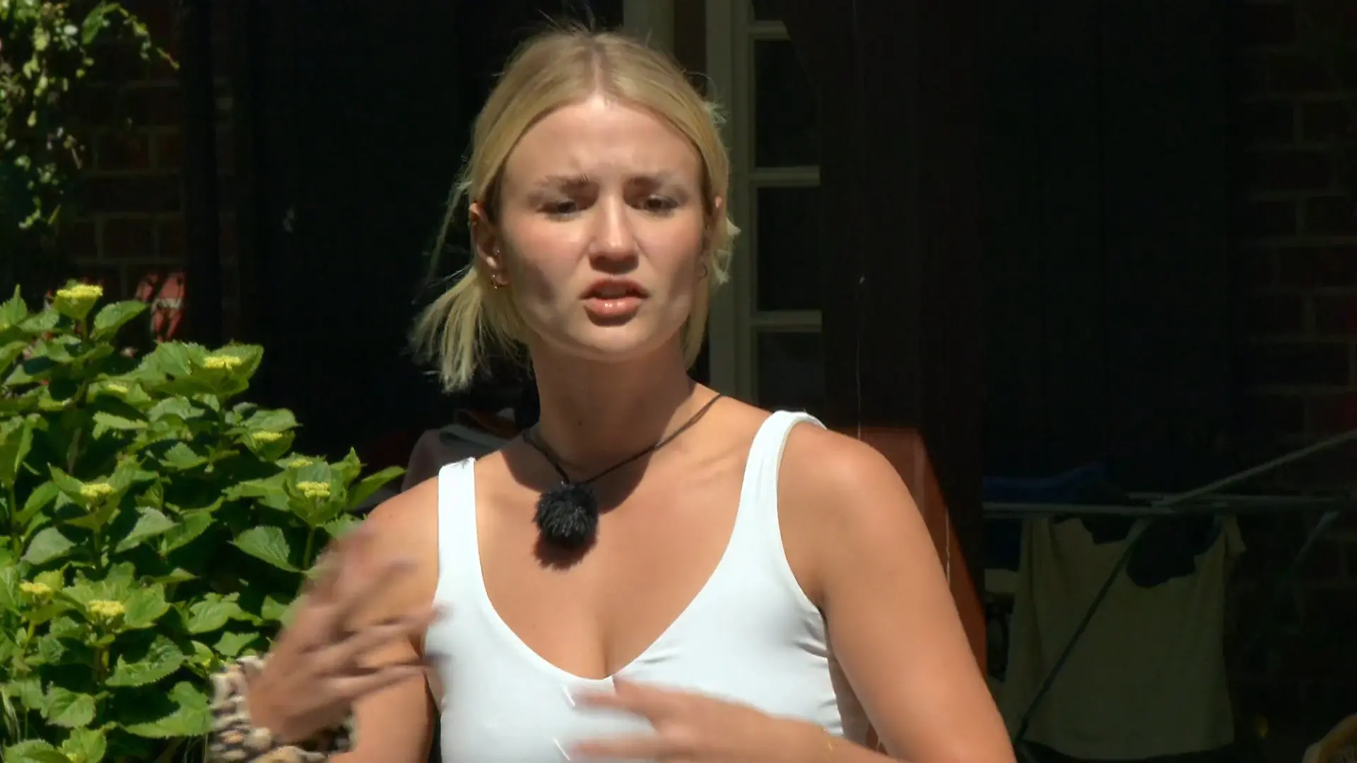 Zwischen Kathy, Ferry und Ginger fliegen schon früh die Fetzen Morgenkrach im Sommerhaus