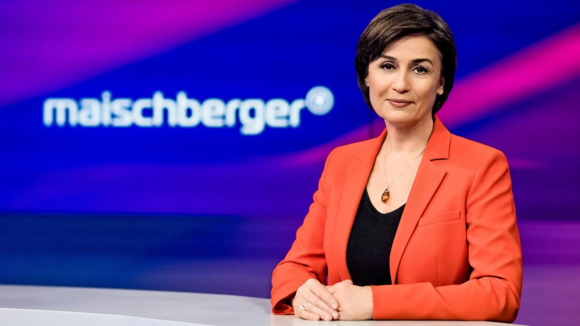Sandra Maischberger diskutiert in ihrer ARD-Talkshow mit prominenten Gästen.