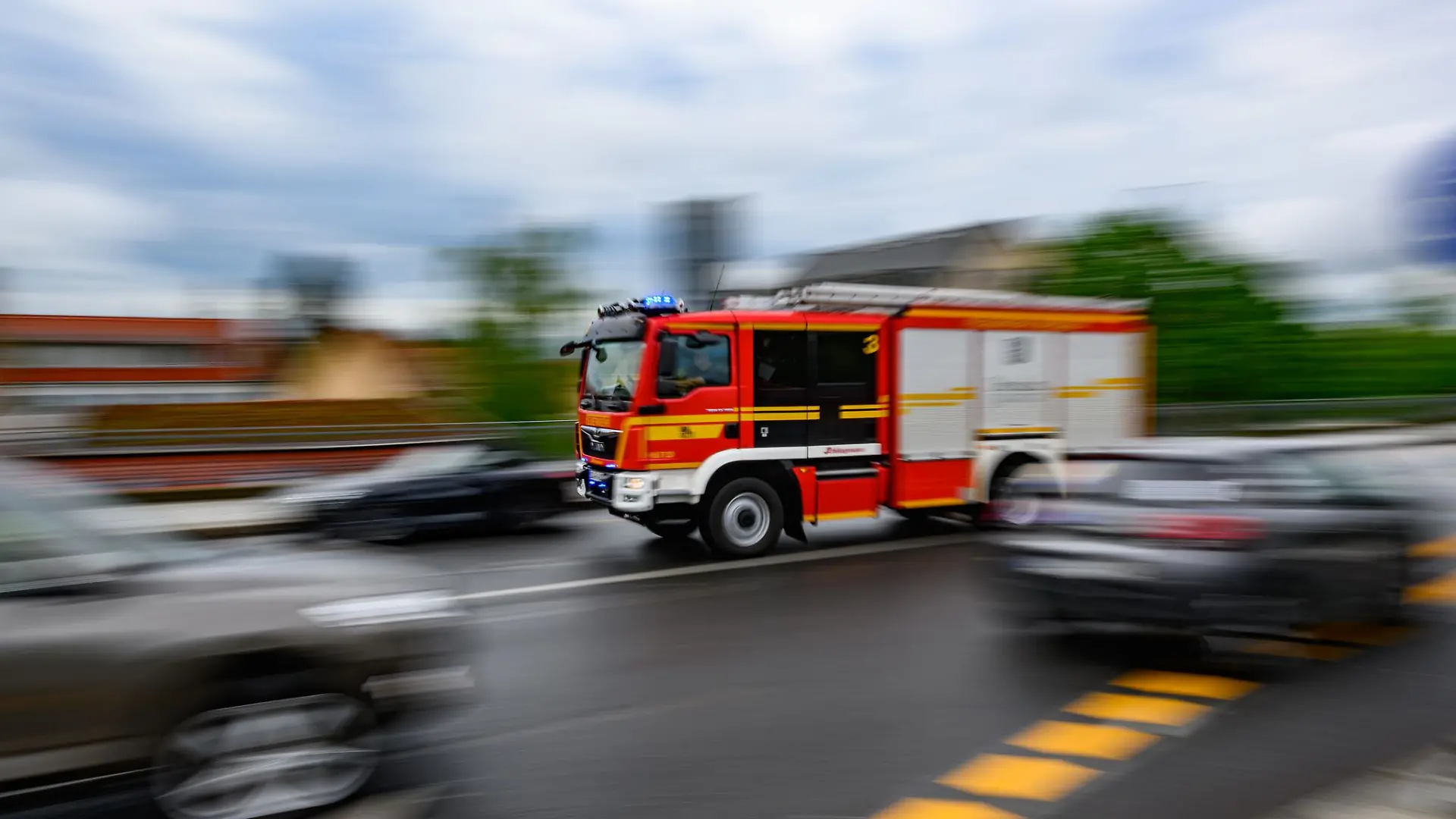 Gefahr im Gewusel: Gerade im hektischen Verkehr kann ein Einsatzfahrzeug zusätzlichen Stress auslösen - wie reagiert man richtig?