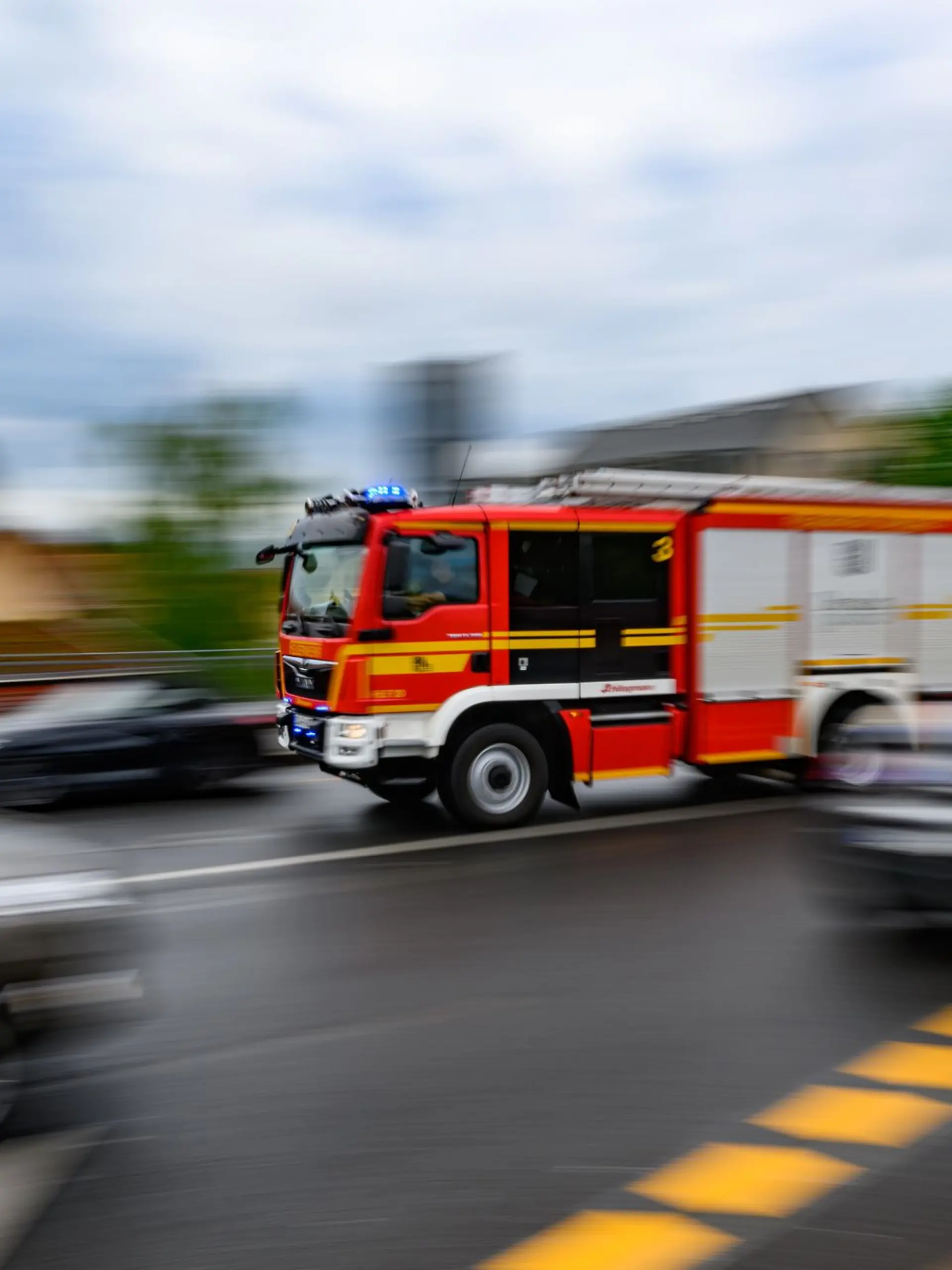 Gefahr im Gewusel: Gerade im hektischen Verkehr kann ein Einsatzfahrzeug zusätzlichen Stress auslösen - wie reagiert man richtig?