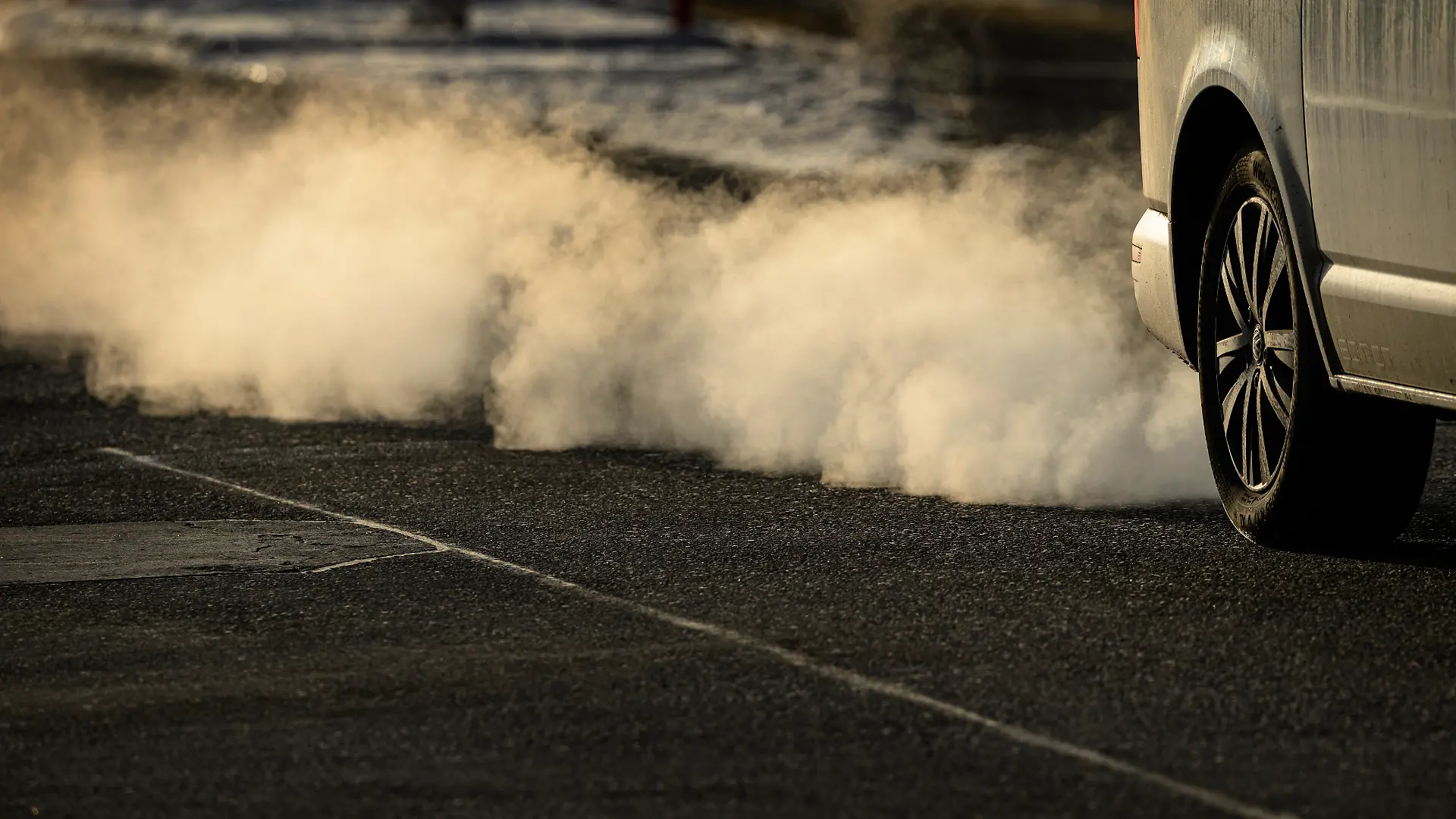 A car emits exhaust fumes into the air, photographed on Tuesday, January 6, 2026 in Bern.