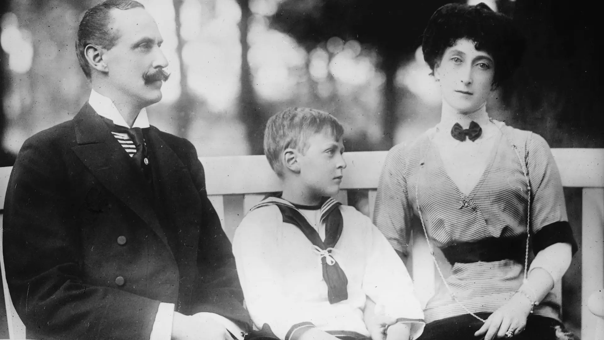 König Haakon VII. mit seiner Ehefrau Königin Maud und Kronprinz Olaf im Jahr 1913
