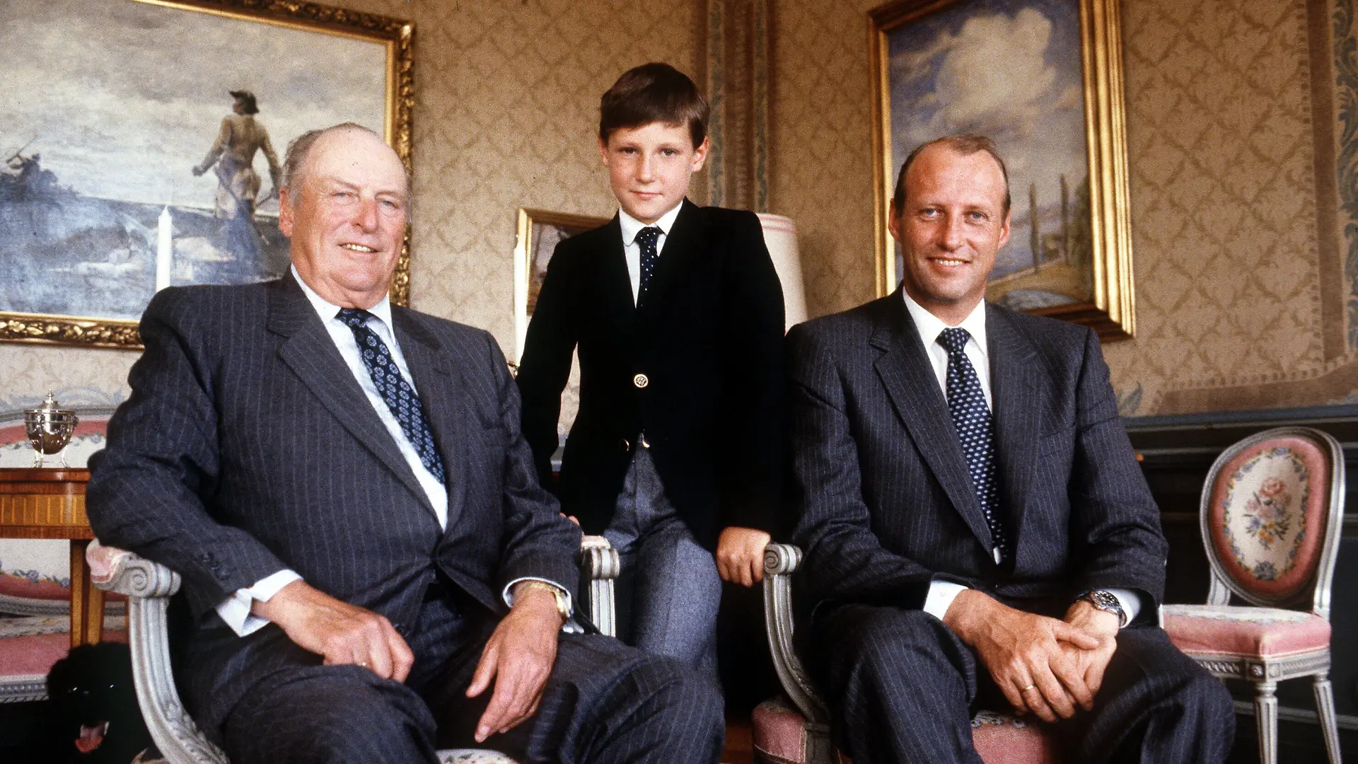 Drei Generationen auf einem Bild: König Olav V., der damalige Kronprinz Harald und sein Sohn Prinz Haakon im September 1982
