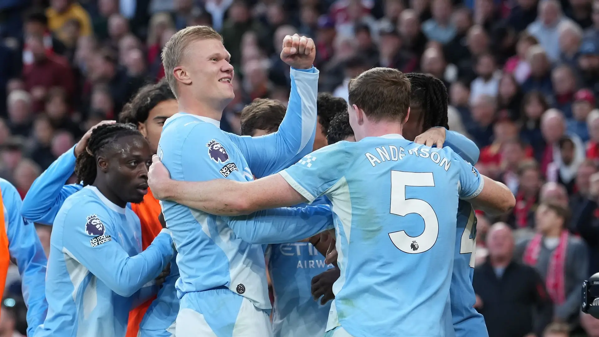 Das Team um Topstürmer Erling Haaland (M) ist Spitzenreiter der Premier League - und dennoch droht der Abstieg. (Archivbild)