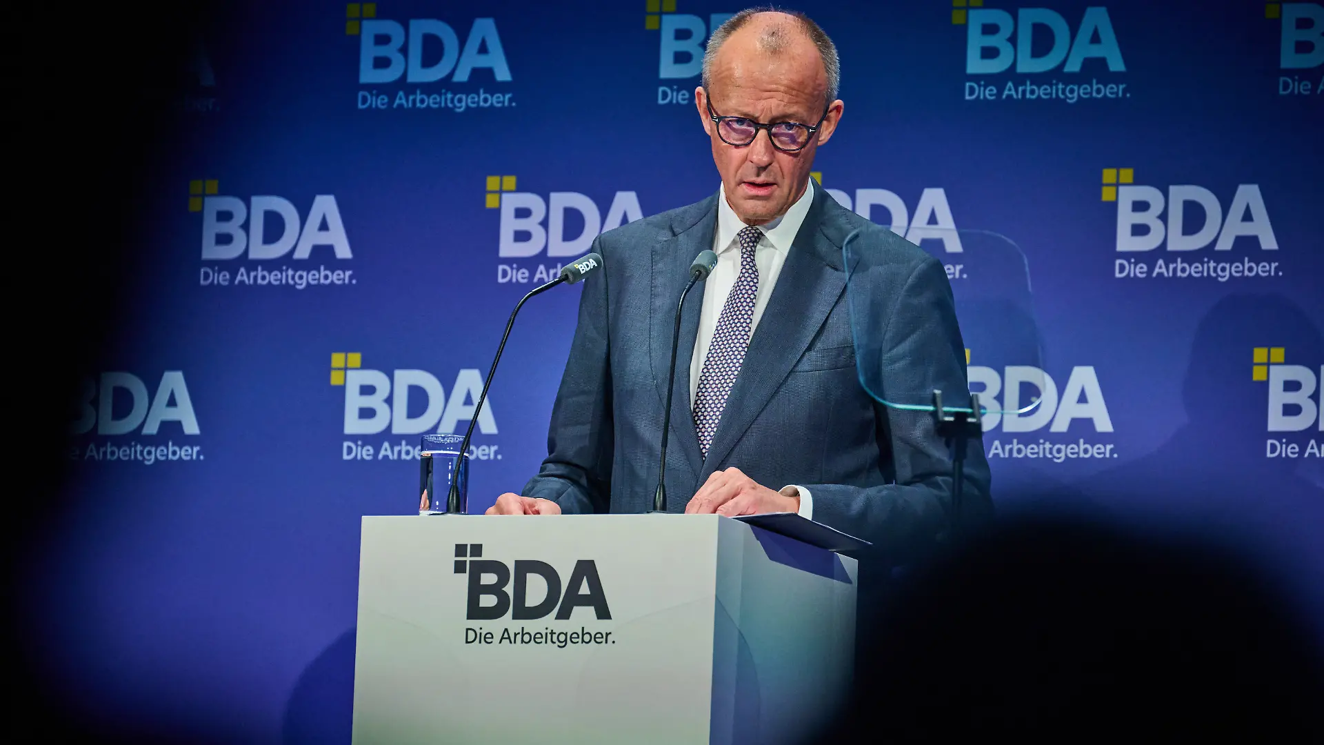 Bundeskanzler Friedrich Merz (CDU) spricht beim Deutschen Arbeitgebertag der Bundesvereinigung der Deutschen Arbeitgeberverbände (BDA) im Berliner Congress Center (BCC). Spitzenvertreter aus Wirtschaft, Politik und Gesellschaft treffen sich einmal jährlich beim Arbeitgebertag und diskutieren Entwicklungen in Politik und Wirtschaft.