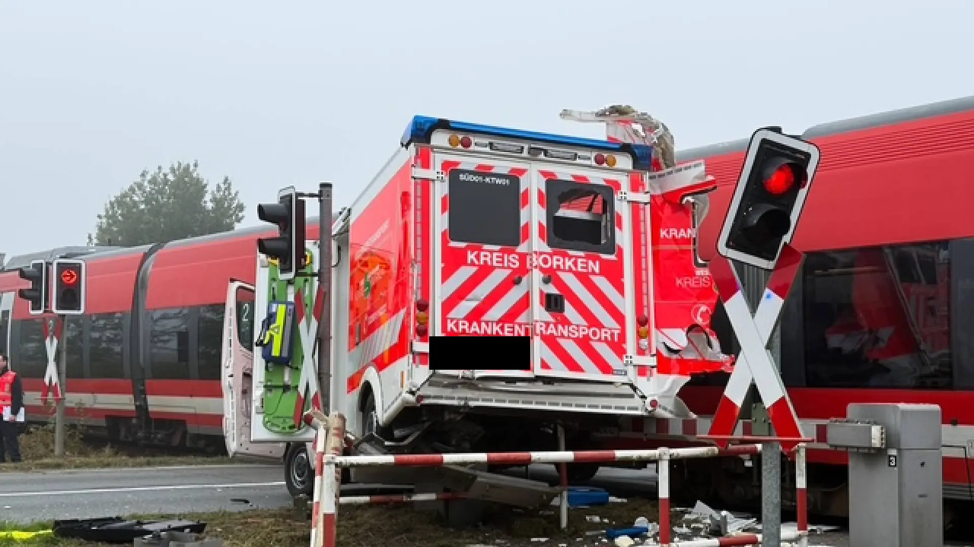 Der Zug raste in den Krankentransportwagen. Die Rote-Kreuz-Helferin soll einfach auf den Schienen stehen geblieben sein.